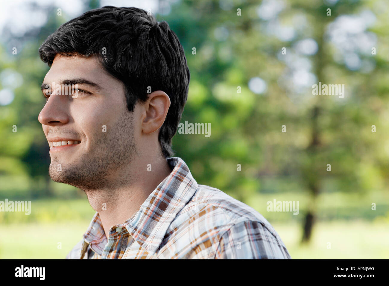 Giovane Uomo in camicia controllati Foto Stock