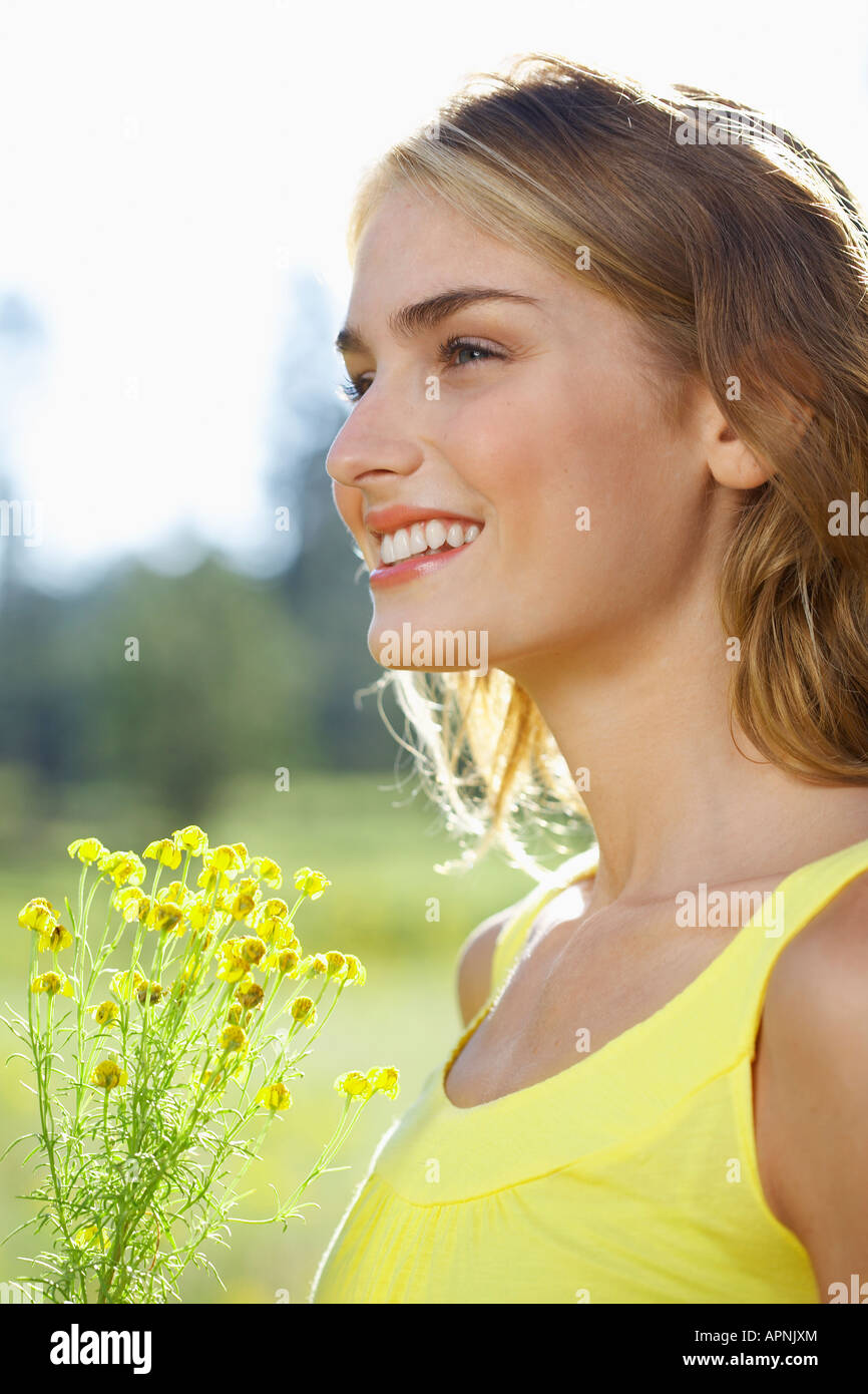 Giovane donna con un millefiori Foto Stock