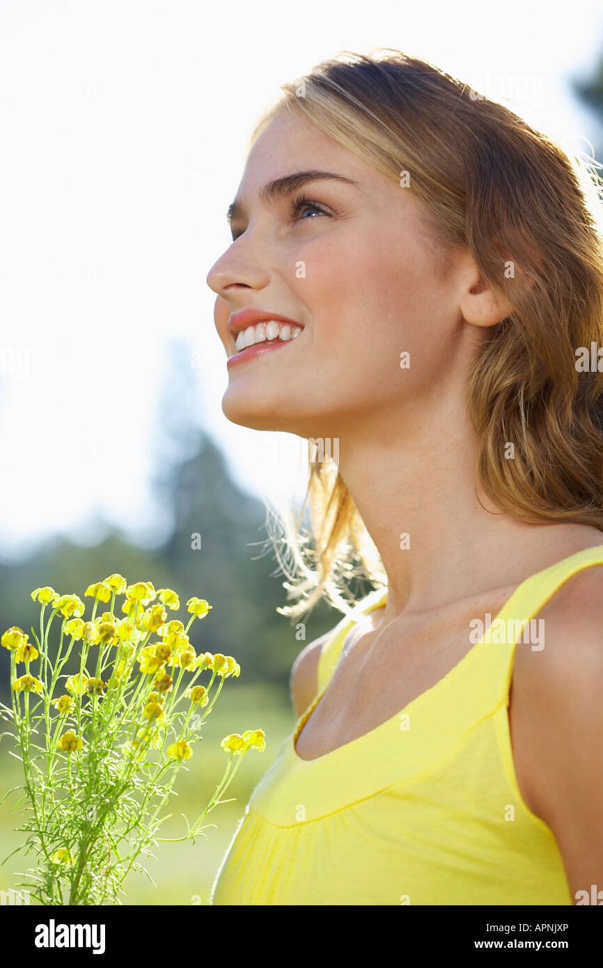 Giovane donna con un millefiori Foto Stock