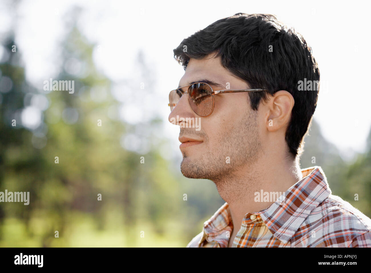 Ritratto di giovane uomo con occhiali da sole Foto Stock