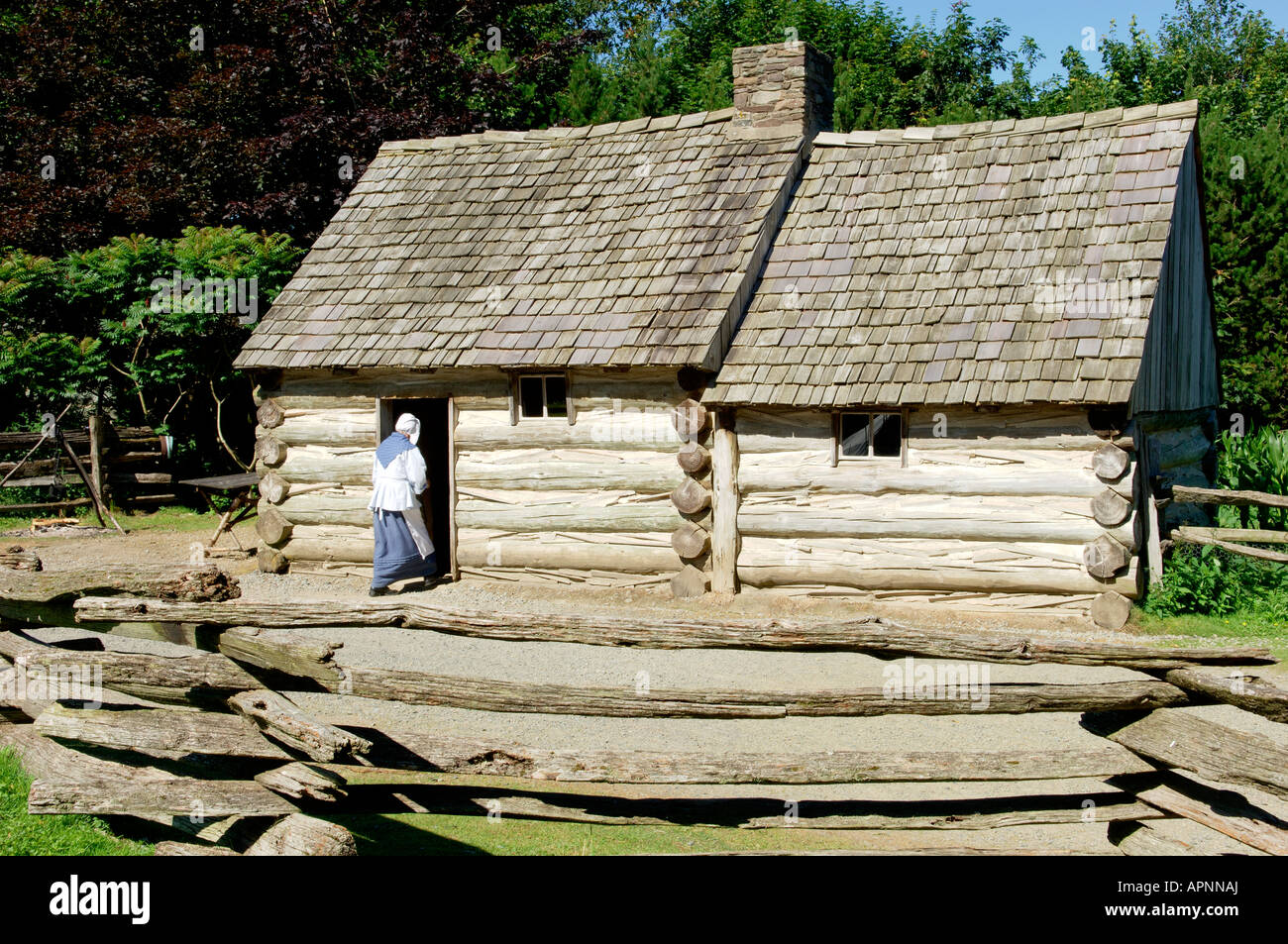 Ulster American Folk Park, County Tyrone, Irlanda. La ricostruzione della Pennsylvania log cabin vissuto dal XIX C. Ulster emigranti Foto Stock