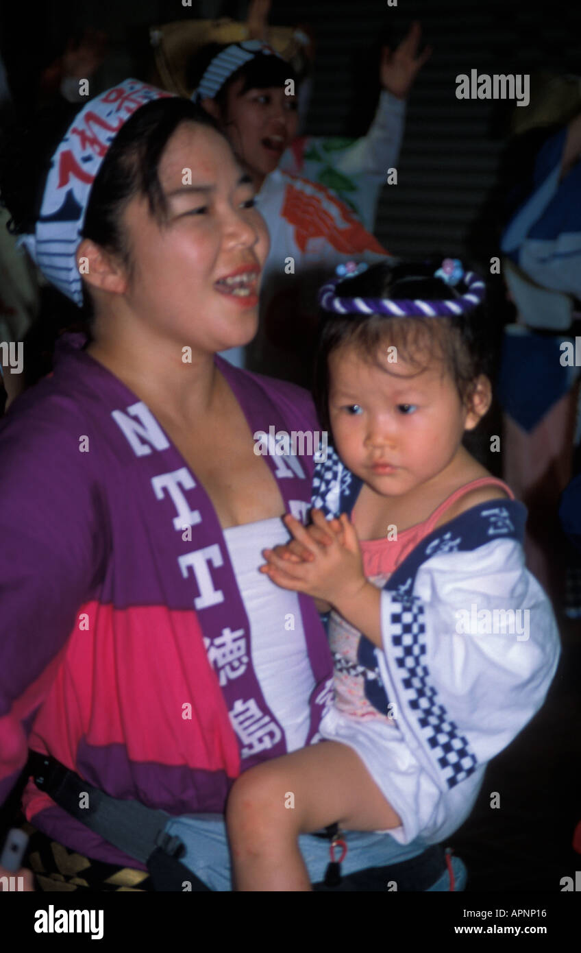 La madre e il bambino all'Awa festival di odori, Tokusima, Giappone - Asia. Foto Stock