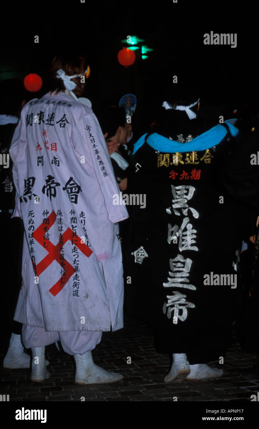 Decorate mantelli di giovani Yakusa, speedtribe uomini Awa Odori di Tokushima festival Giappone Foto Stock
