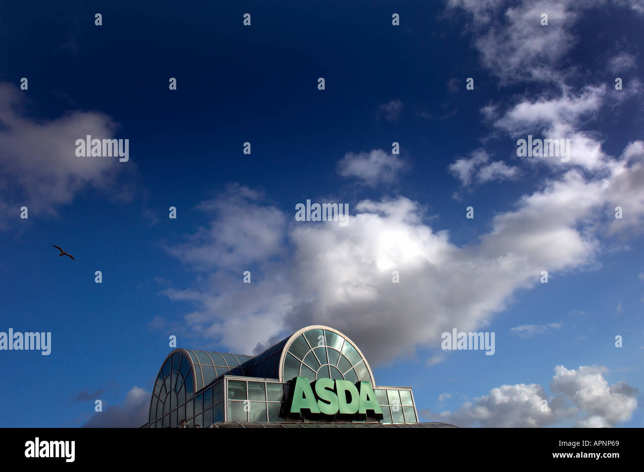 Asda superstore grande logo del marchio dal supermercato ingresso contro un bel cielo blu Foto Stock