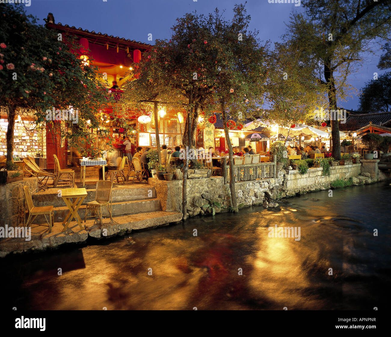 Riverside alberghi e caffè a Lijiang in Cina. Foto Stock