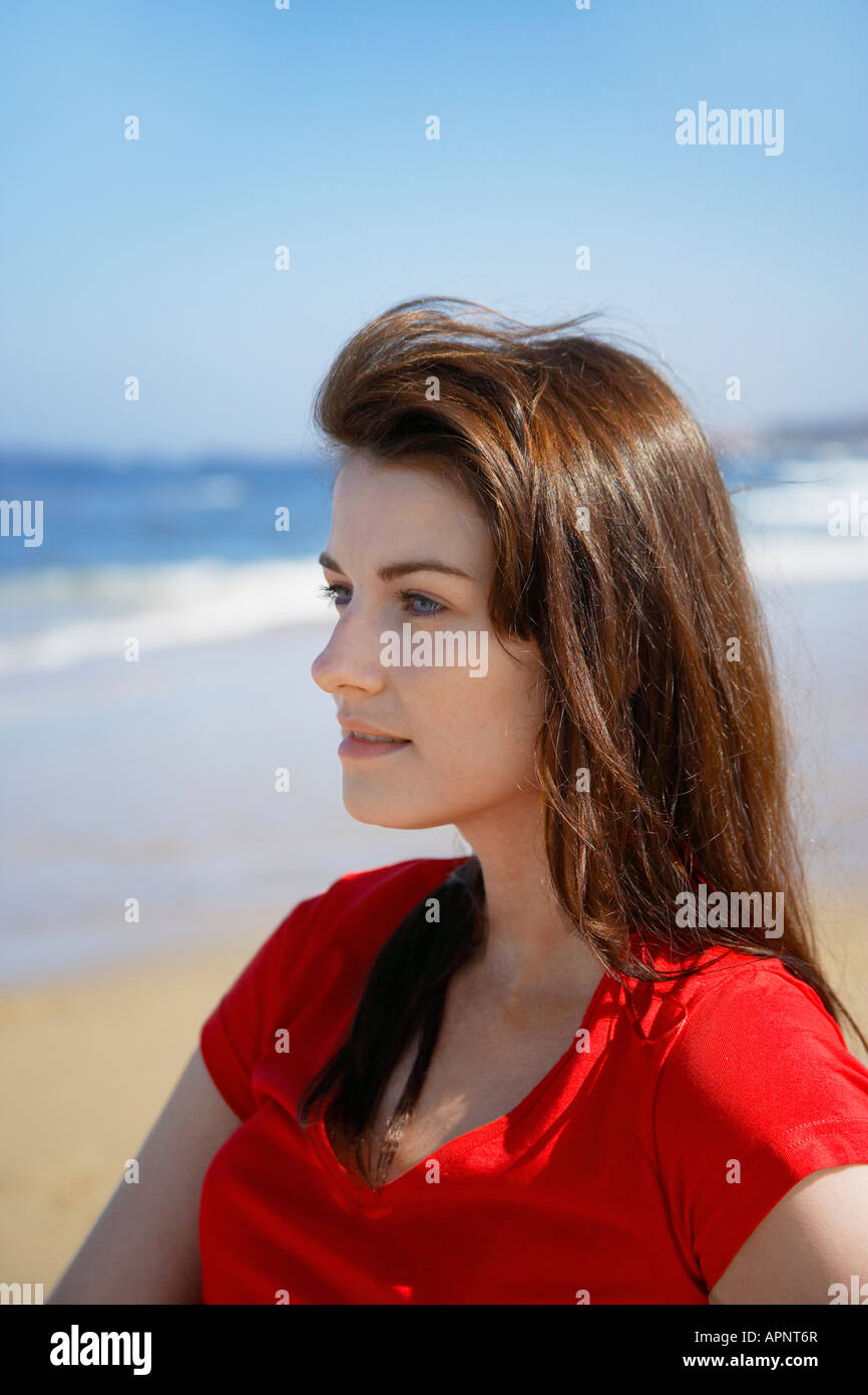 Giovane donna alla spiaggia Foto Stock