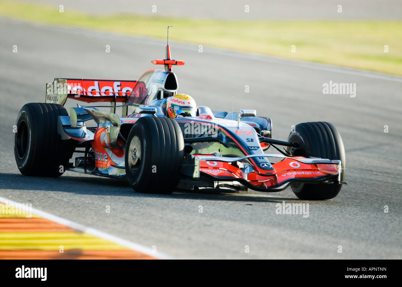 Lewis Hamilton (GBR) in McLaren Mercedes MP4-23 Formula 1 racecar sul Circuito Ricardo Tormo Foto Stock