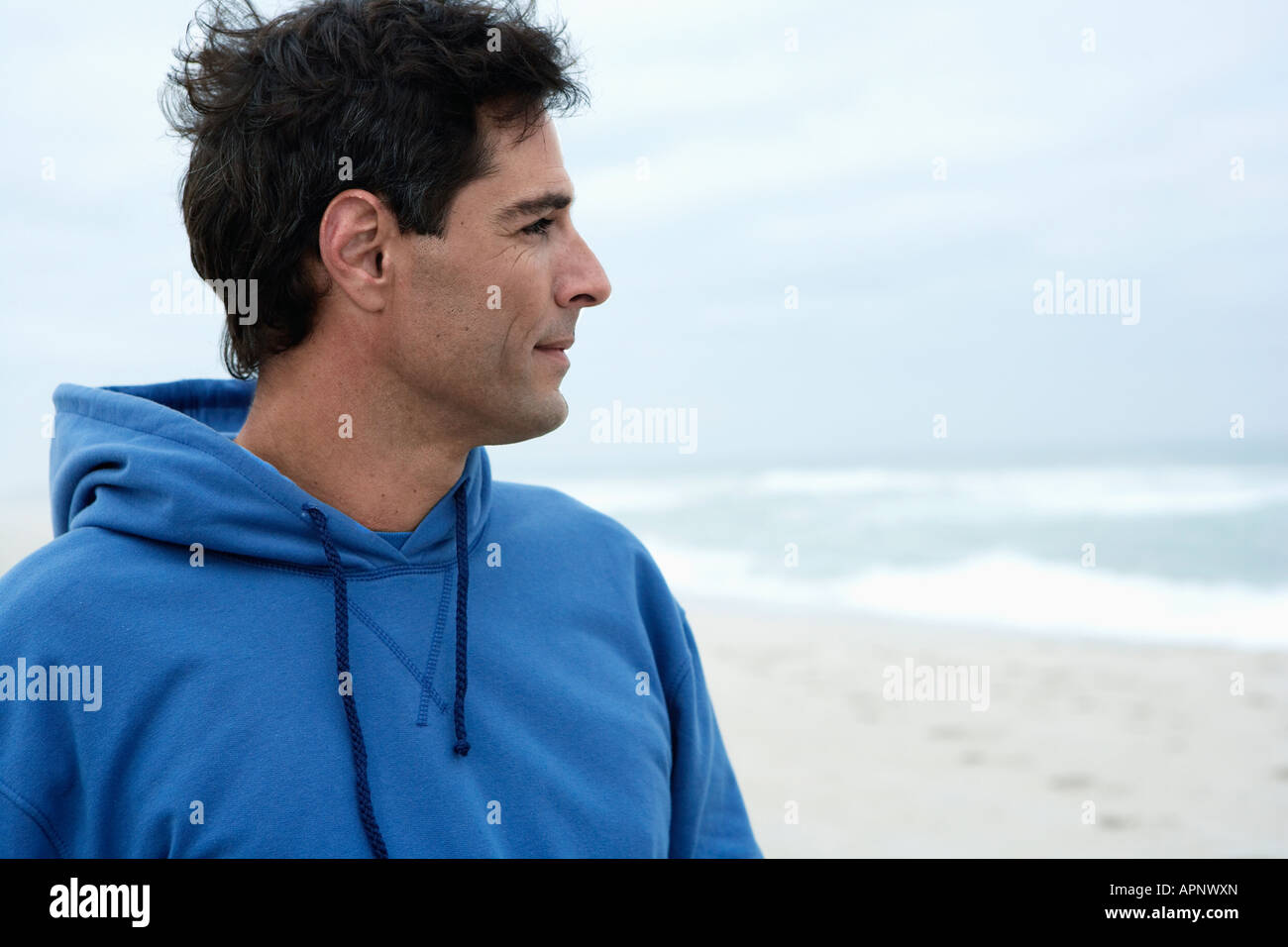 Metà uomo adulto guardando a vista sulla spiaggia Foto Stock