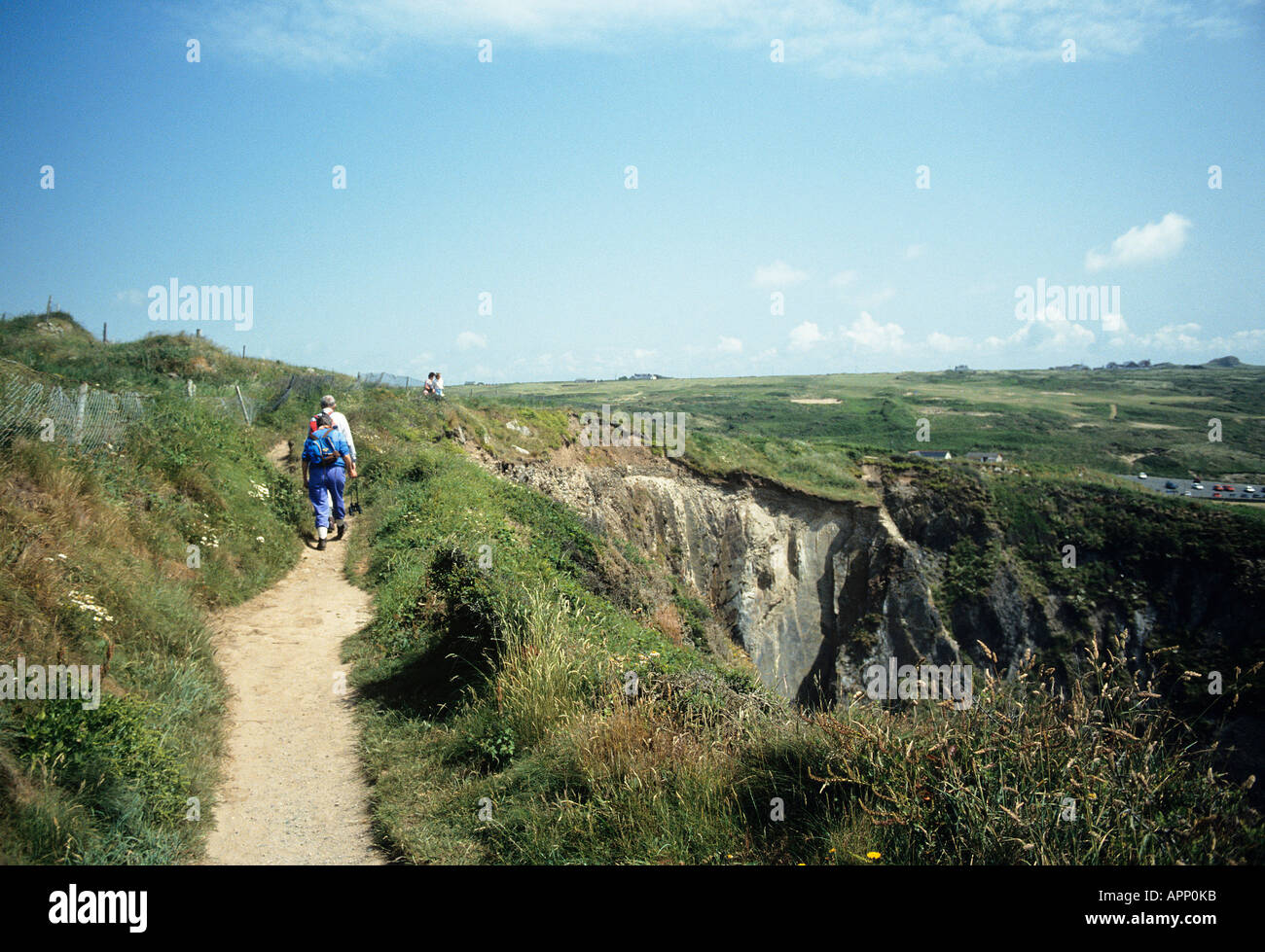 La gente camminare un sentiero costiero presso il St David s testa Pembrokeshire Coast National Park Foto Stock