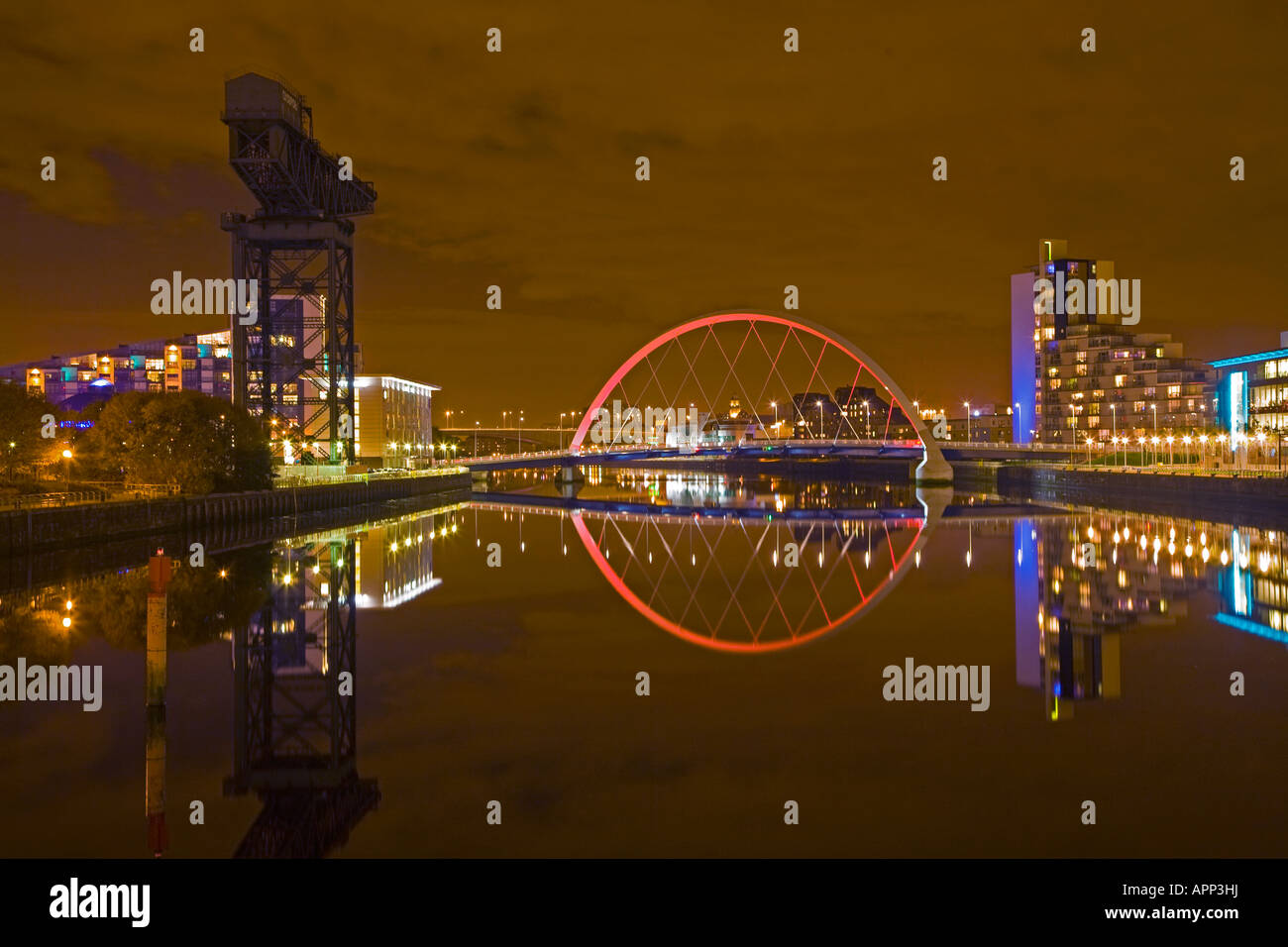 Arco di Glasgow ponte che attraversa il fiume Clyde da Govan sulla banca del sud a Anderston sul nord. Foto Stock