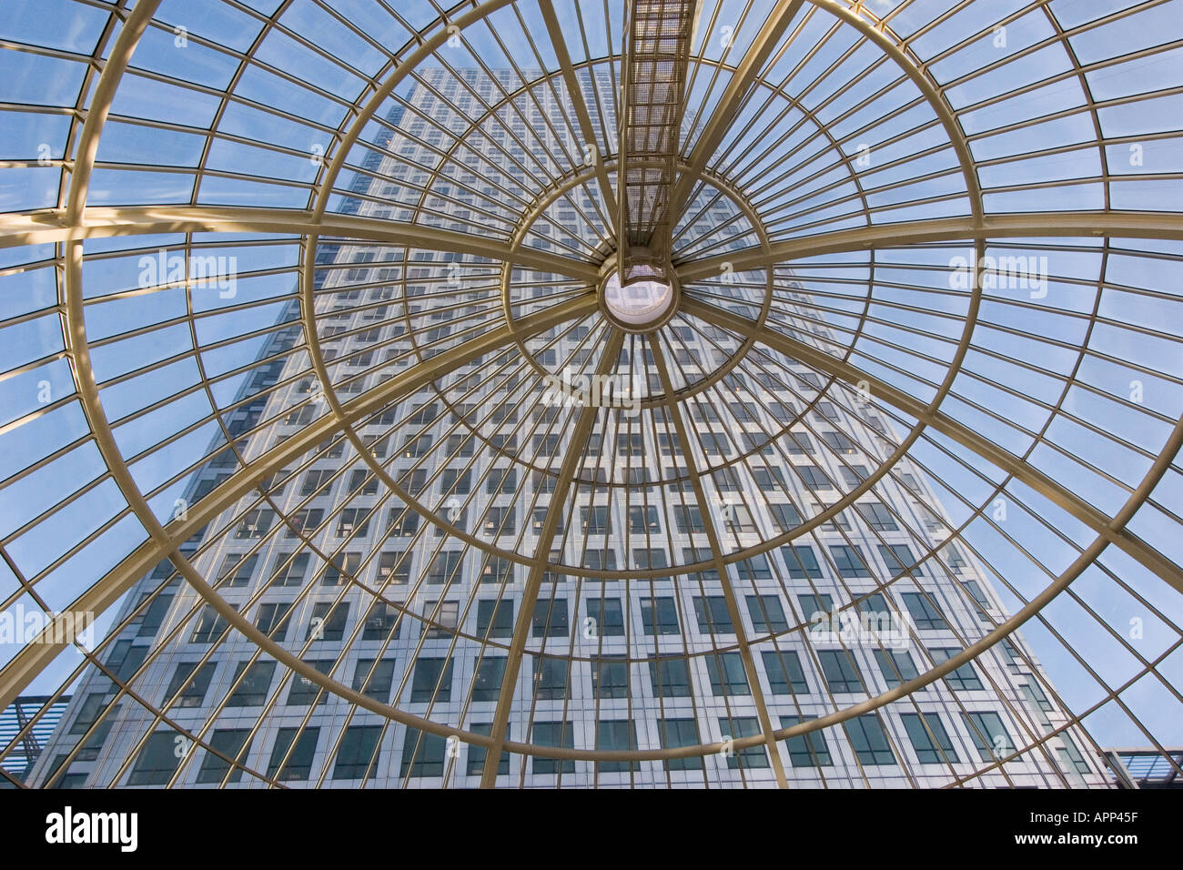 Torre Canada Canary Wharf Docklands visto attraverso la cupola vetrata Foto Stock