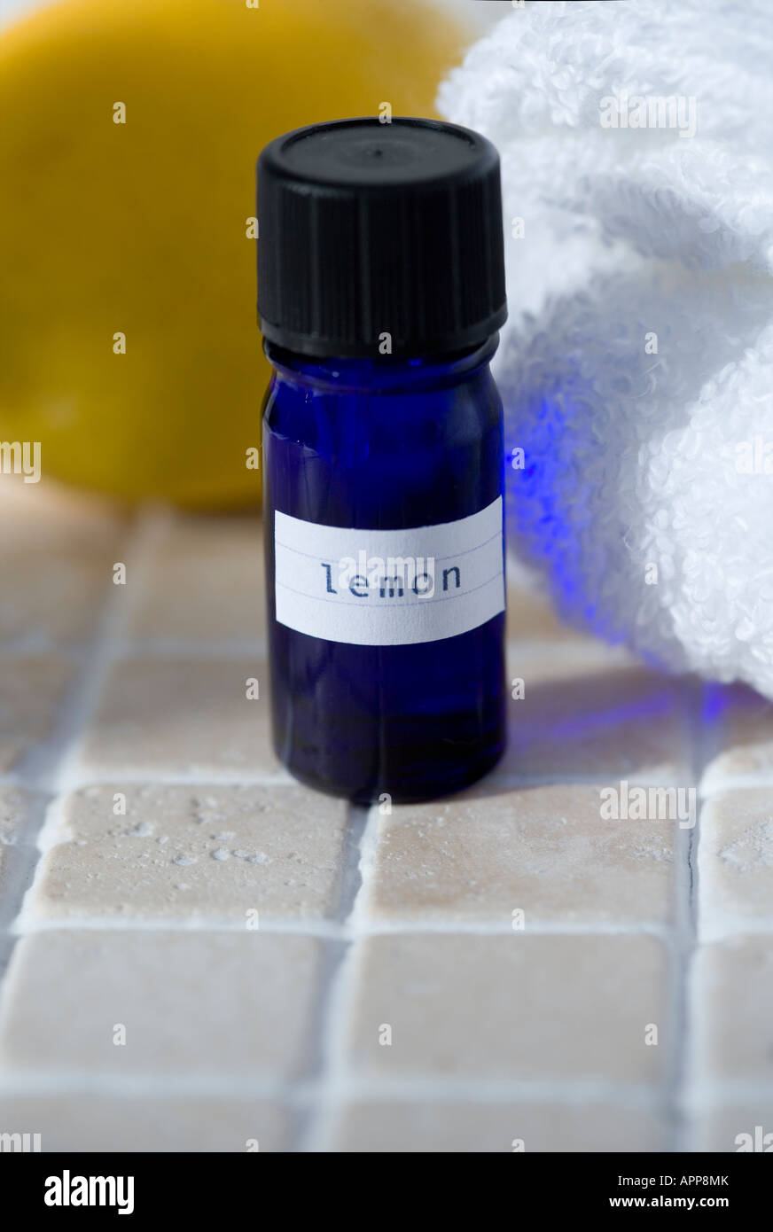 Oli essenziali: olio di limone Foto Stock