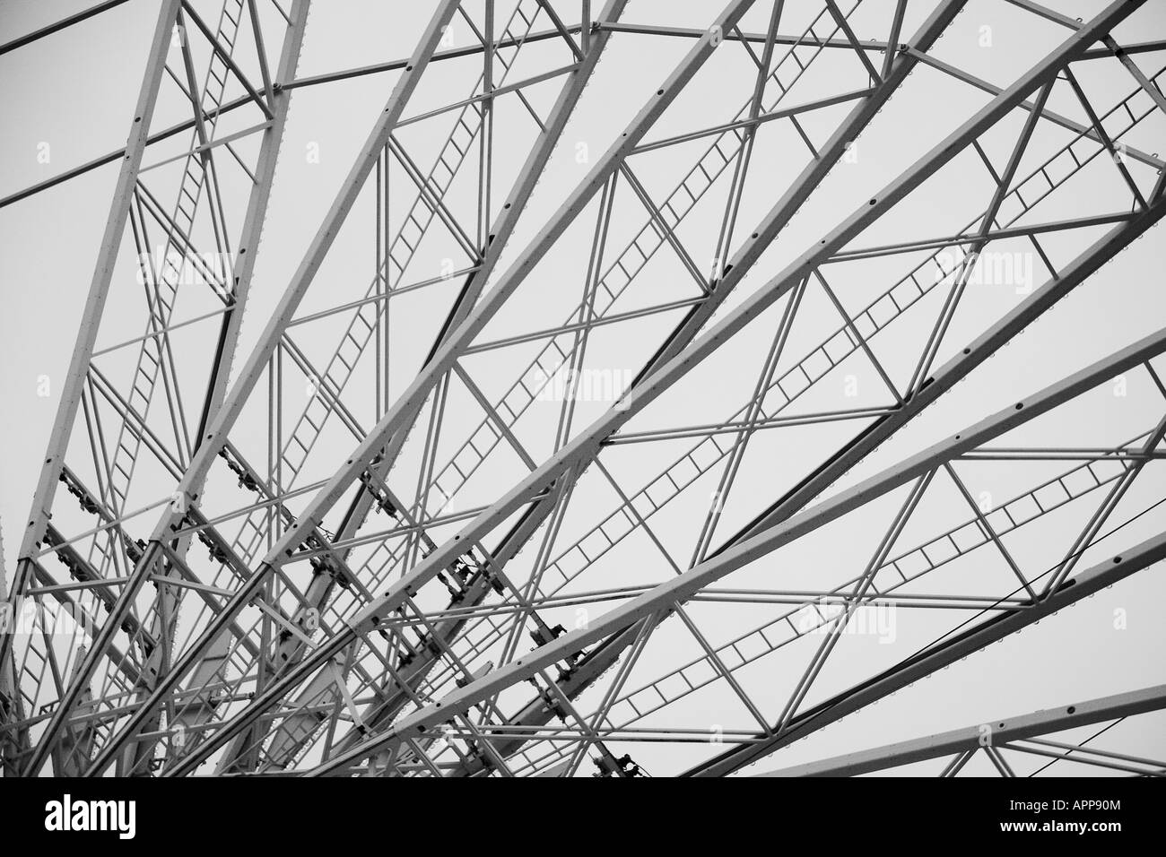 La sezione di una grande ruota panoramica Ferris al Winter Wonderland al di fuori del Municipio di Cardiff Foto Stock