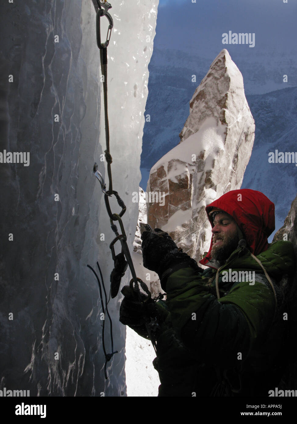 Il freddo mentre rappelling off a 1000 piedi salita di ghiaccio nel Parco Nazionale Gros Morne, Terranova, Foto Stock