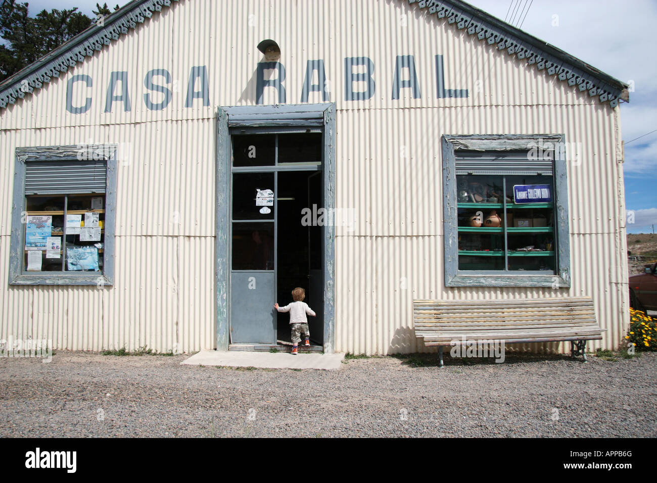 20 ottobre 2007 Ragazzo entra in casa Rabal general store Camarones Chubut Patagonia Argentina Foto Stock