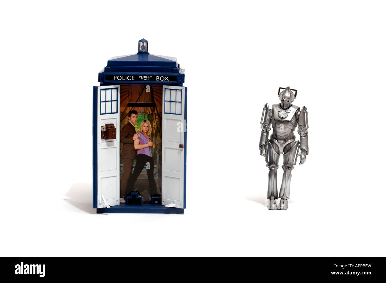 Uno Tardis e uno Cyberman. Il Tardis e cybermen sono sinonimo con la serie televisiva della BBC 'Dottore chi". Tempo e relative dimensioni nello spazio, il Tardis è il tempo in viaggio macchina del 'DOC' Foto Stock