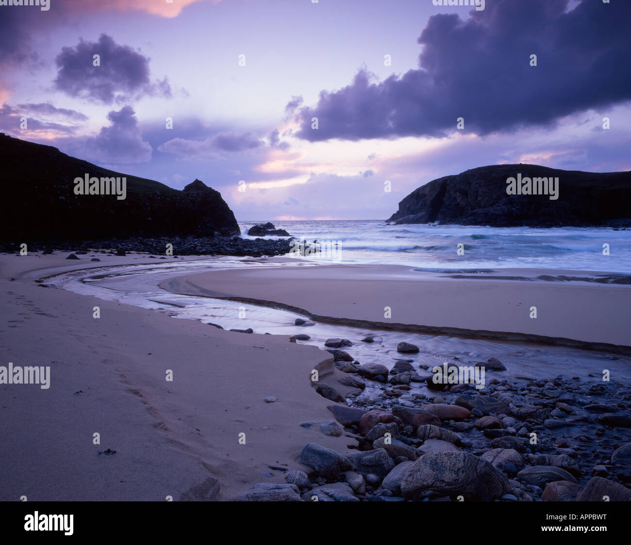 Tempestoso tramonto a Dalbeg, Lewis, Scozia Foto Stock