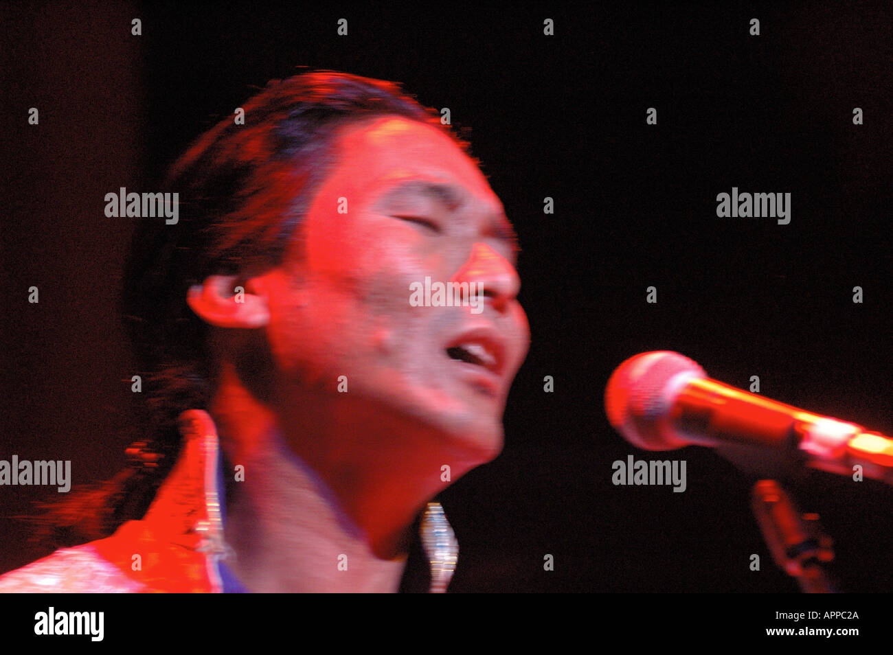 Tenzin Choegyal Musicista tibetano master dei tibetani Dranyen lungo il liuto a collo alto Ki Festival Brisbane Australia 8824 dsc Foto Stock