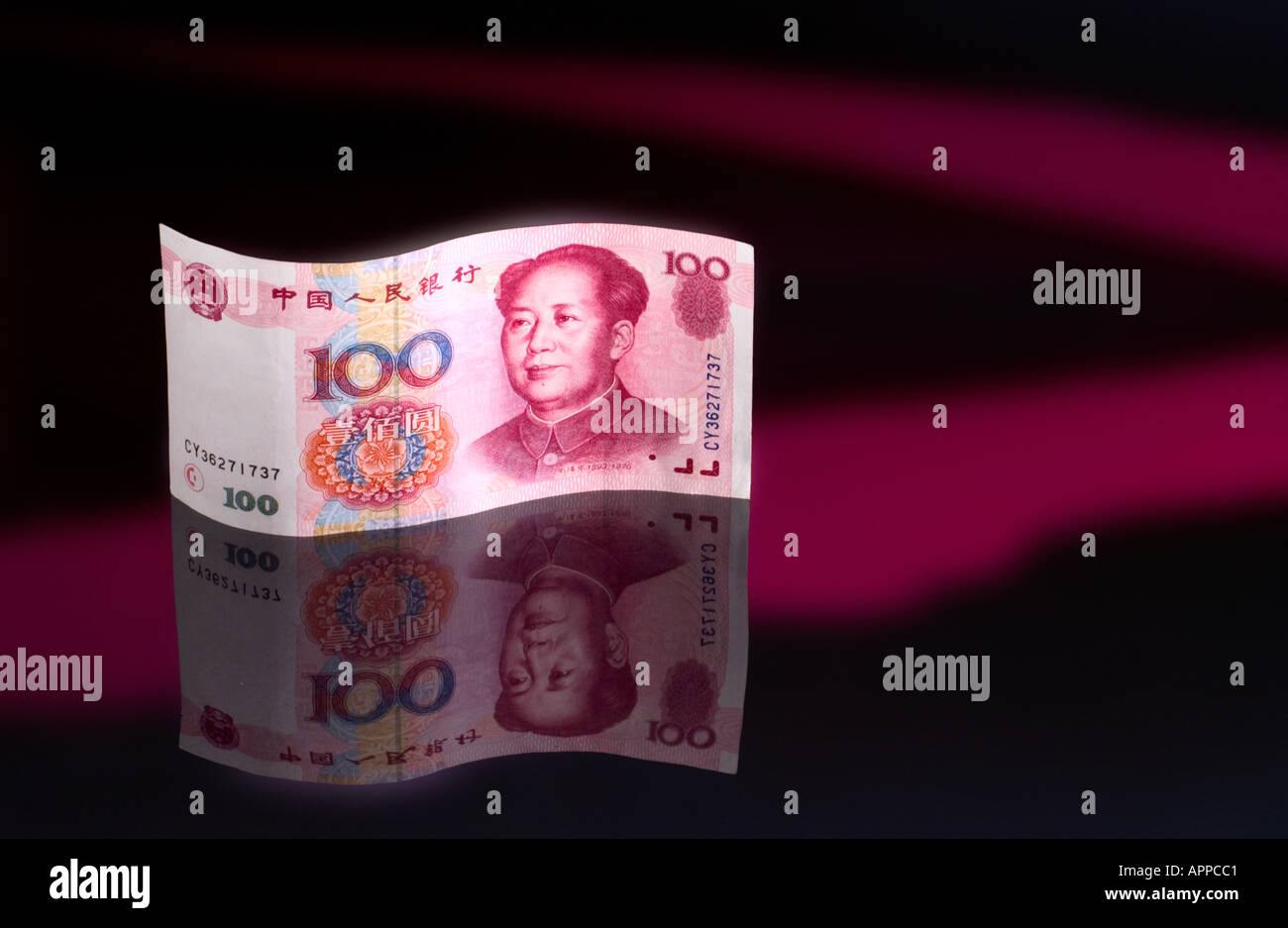 100 cinese yuan nota e la sua riflessione a specchio con il viso raggiante di pace per il Presidente Mao. Foto Stock