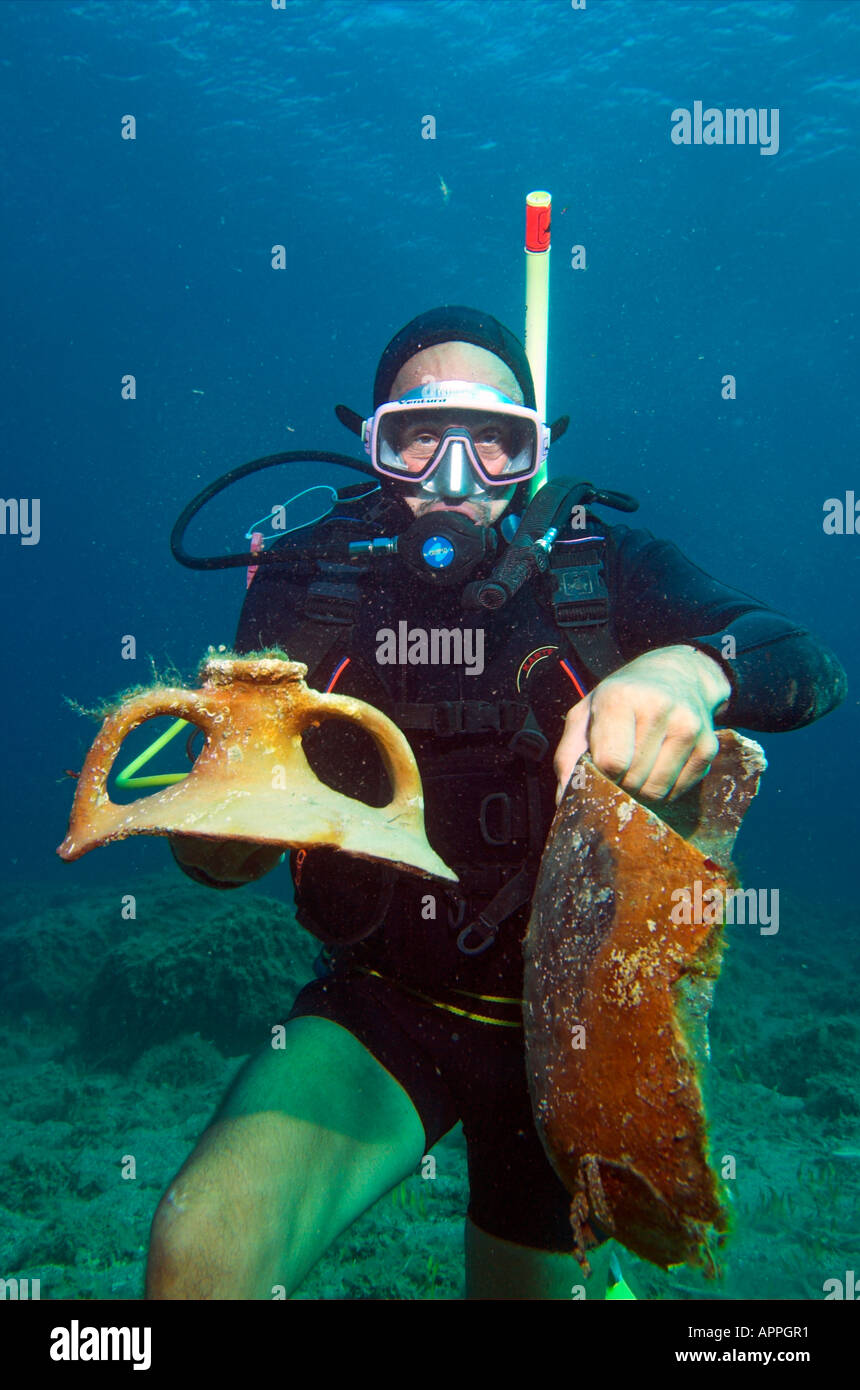 Sommozzatore azienda cocci di anfora da antico naufragio all isola di Paros Grecia Foto Stock