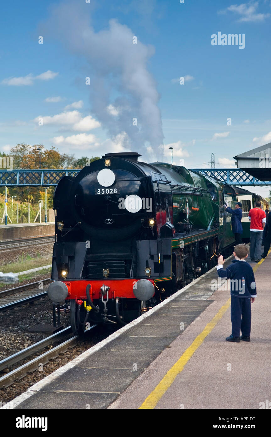 35028 Linea Clan locomotiva a vapore lasciando Winchfield sul modo di Southampton e banchine da London Victoria Surrey in Inghilterra REGNO UNITO Foto Stock