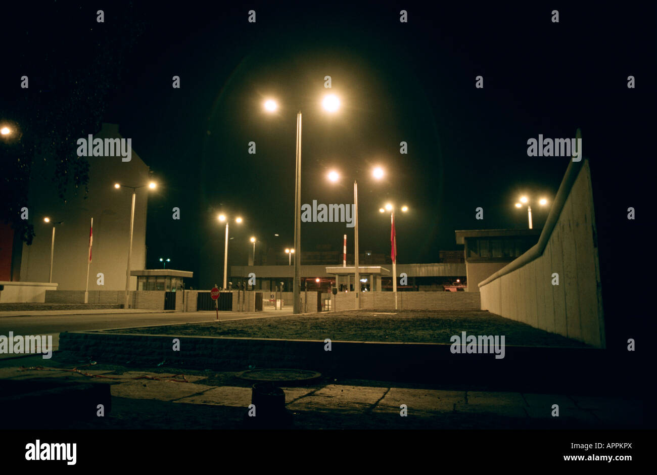 Il Checkpoint Charlie a Berlino Ovest in Germania Ovest 1985 Foto Stock