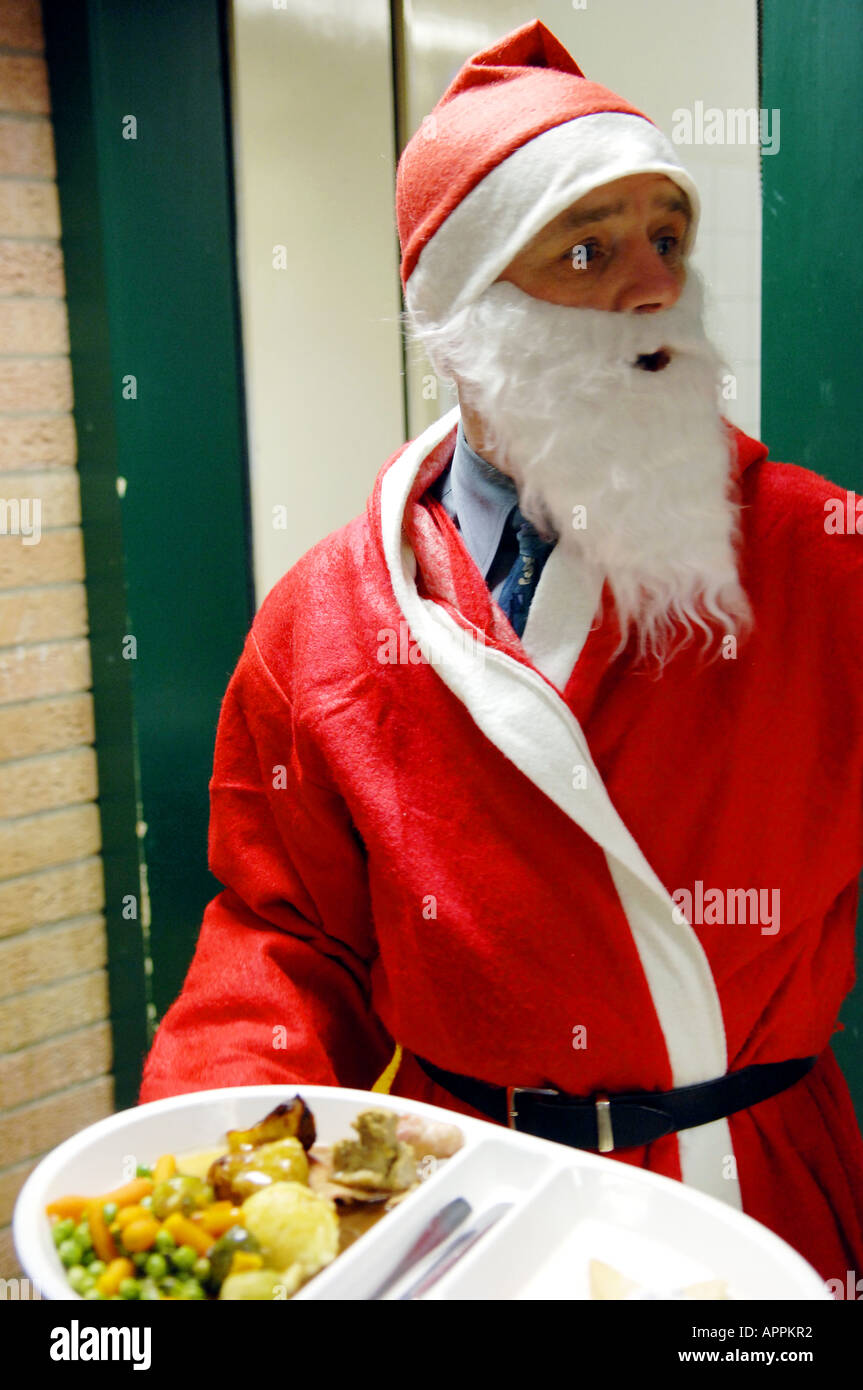 Pasti Di Natale.Gli Insegnanti Della Scuola Cena Di Natale Inglese British Istruzione Santa Claus Cappelli Fancy Dress Mangiare Mangiare La Turchia Pasto Pranzo Padre Chri Foto Stock Alamy