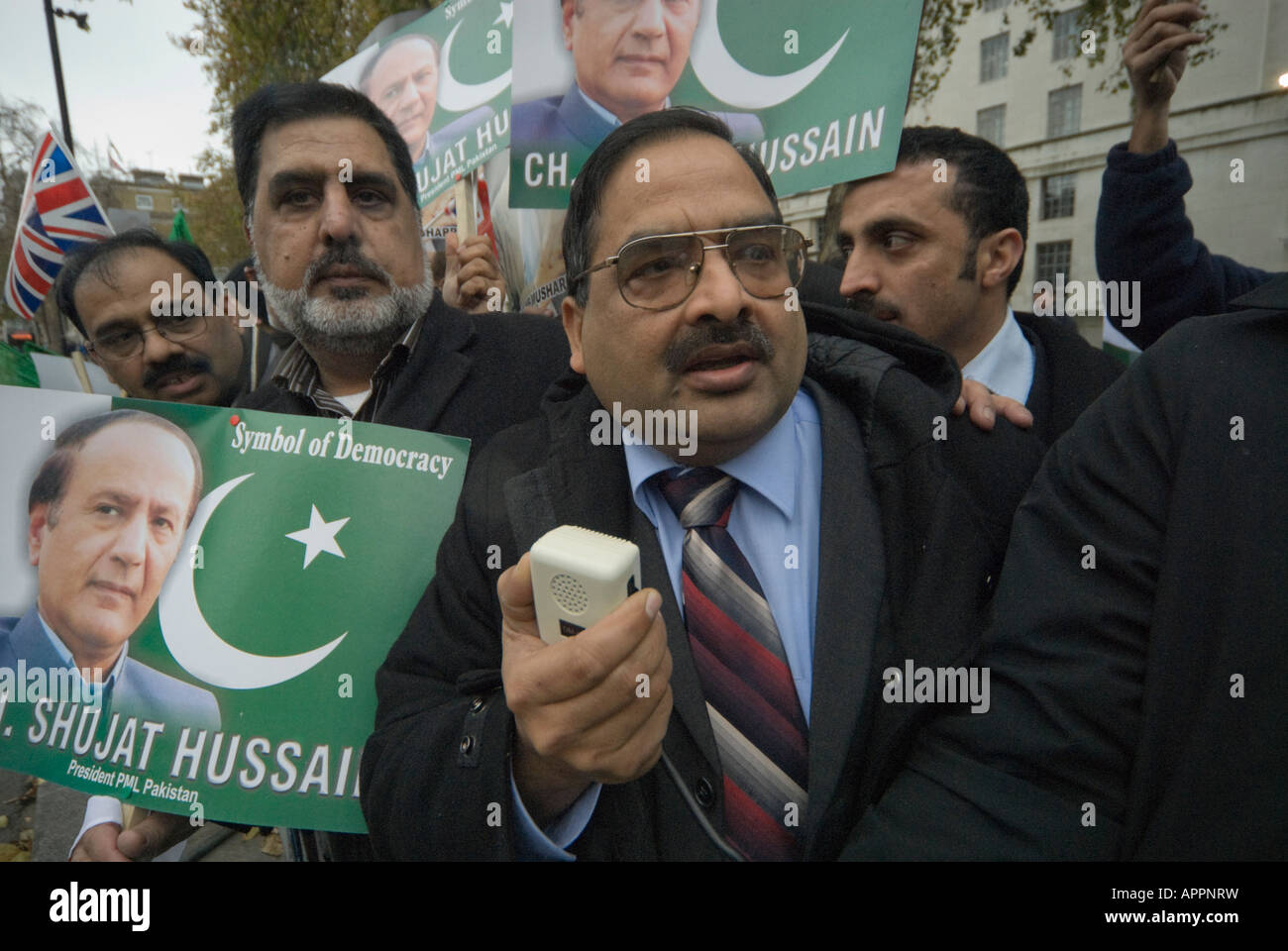 Altoparlante con microfono a Londra demo da parte del Pakistan della Lega Musulmana per protestare contro la sospensione dal Commonwealth. Foto Stock