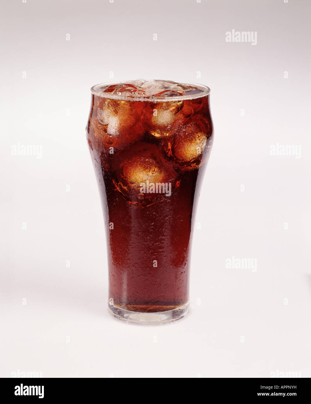Di ghiaccio freddo vetro bevande cola sete sete cool Foto Stock