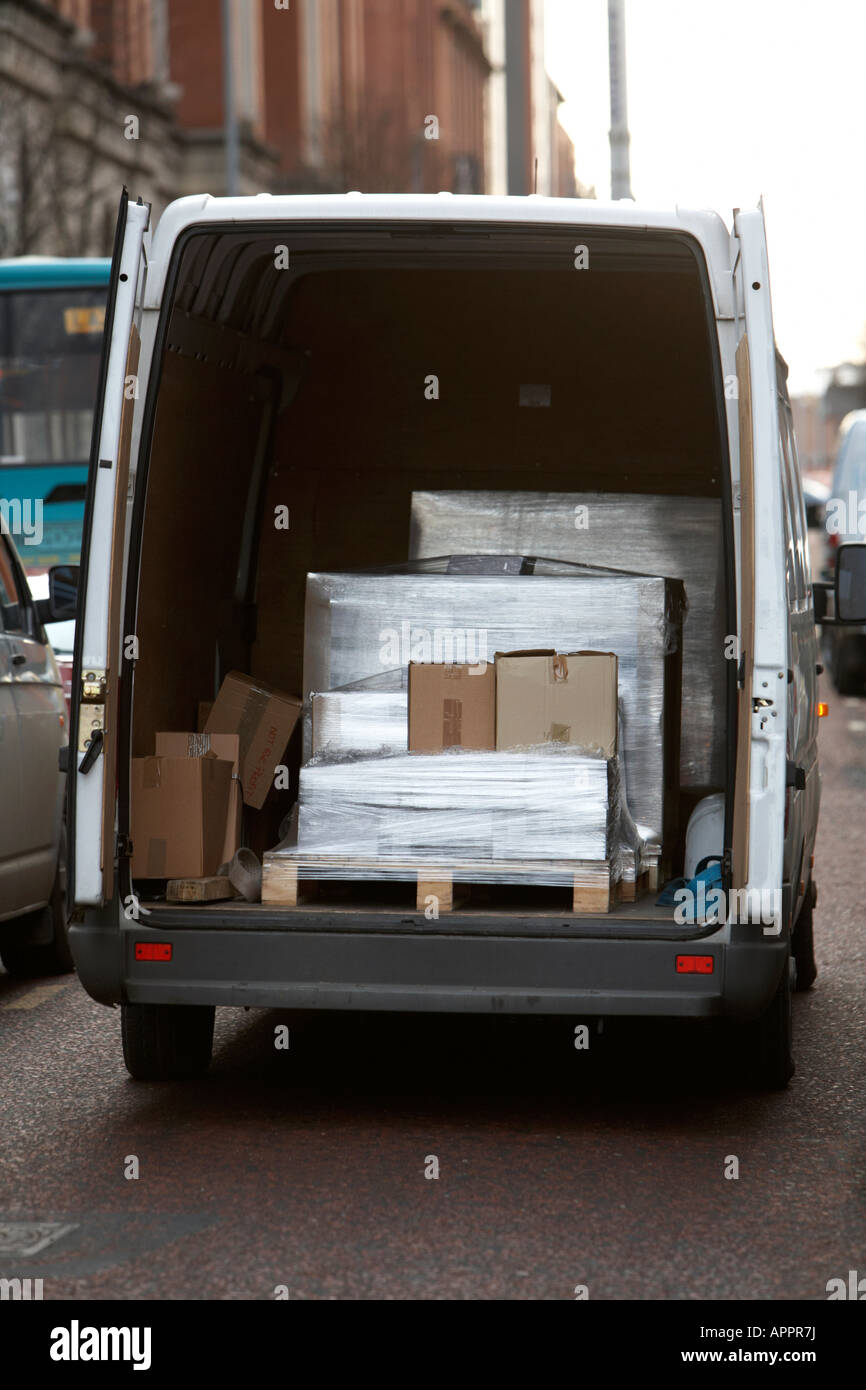 White van veicolo di consegna contenente avvolto pallet scatole double parcheggiato nella strada Belfast Irlanda del Nord Regno Unito Foto Stock