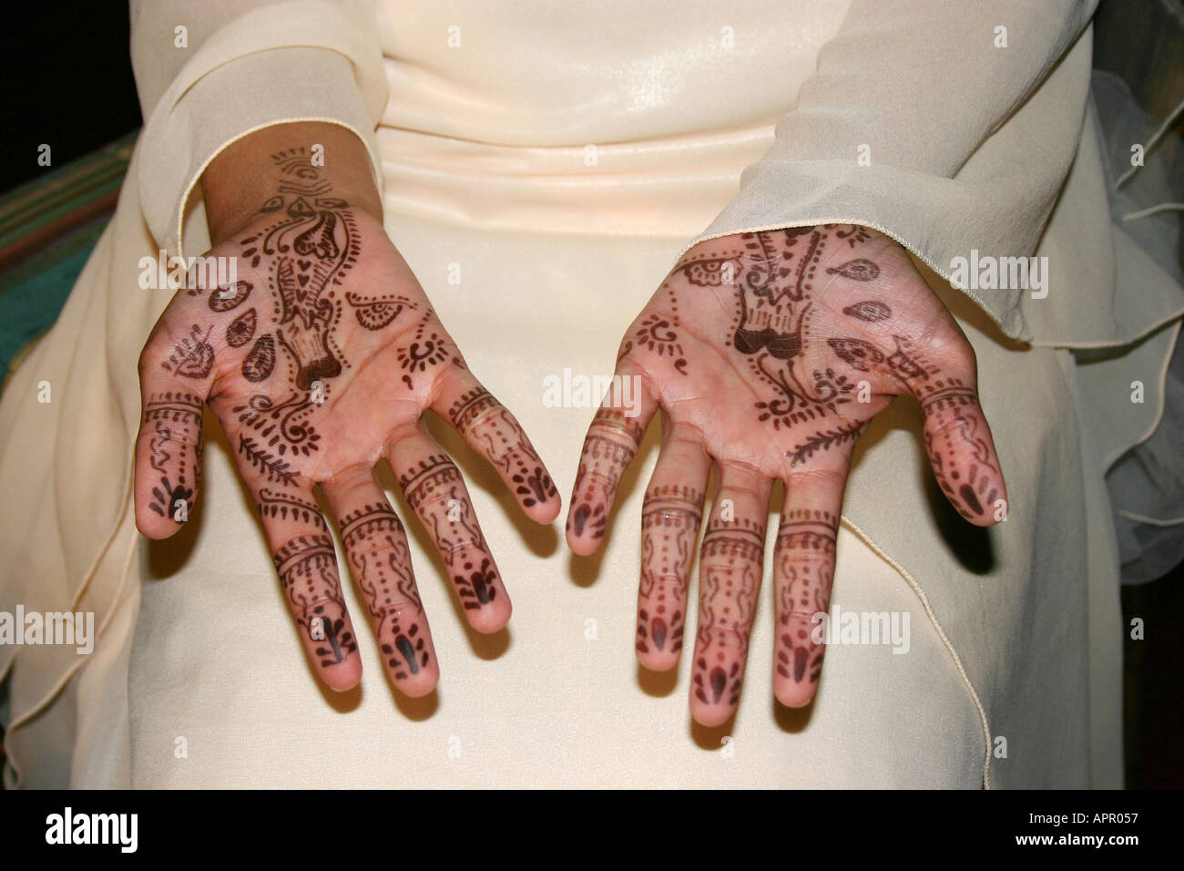 Sposa indiano s mani dipinte con henné Foto Stock