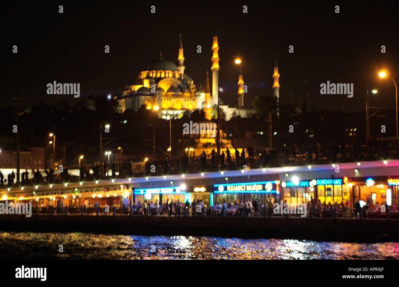 Vista del Ponte di Galata e Rustem Pasha moschea di Istanbul di Notte, Turchia Foto Stock