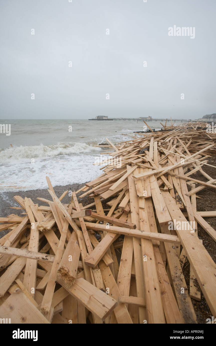 Legname lavato fino alla riva a Worthing beach nel gennaio 2008.Il legname è venuto dal ghiaccio princess che capovolto Foto Stock