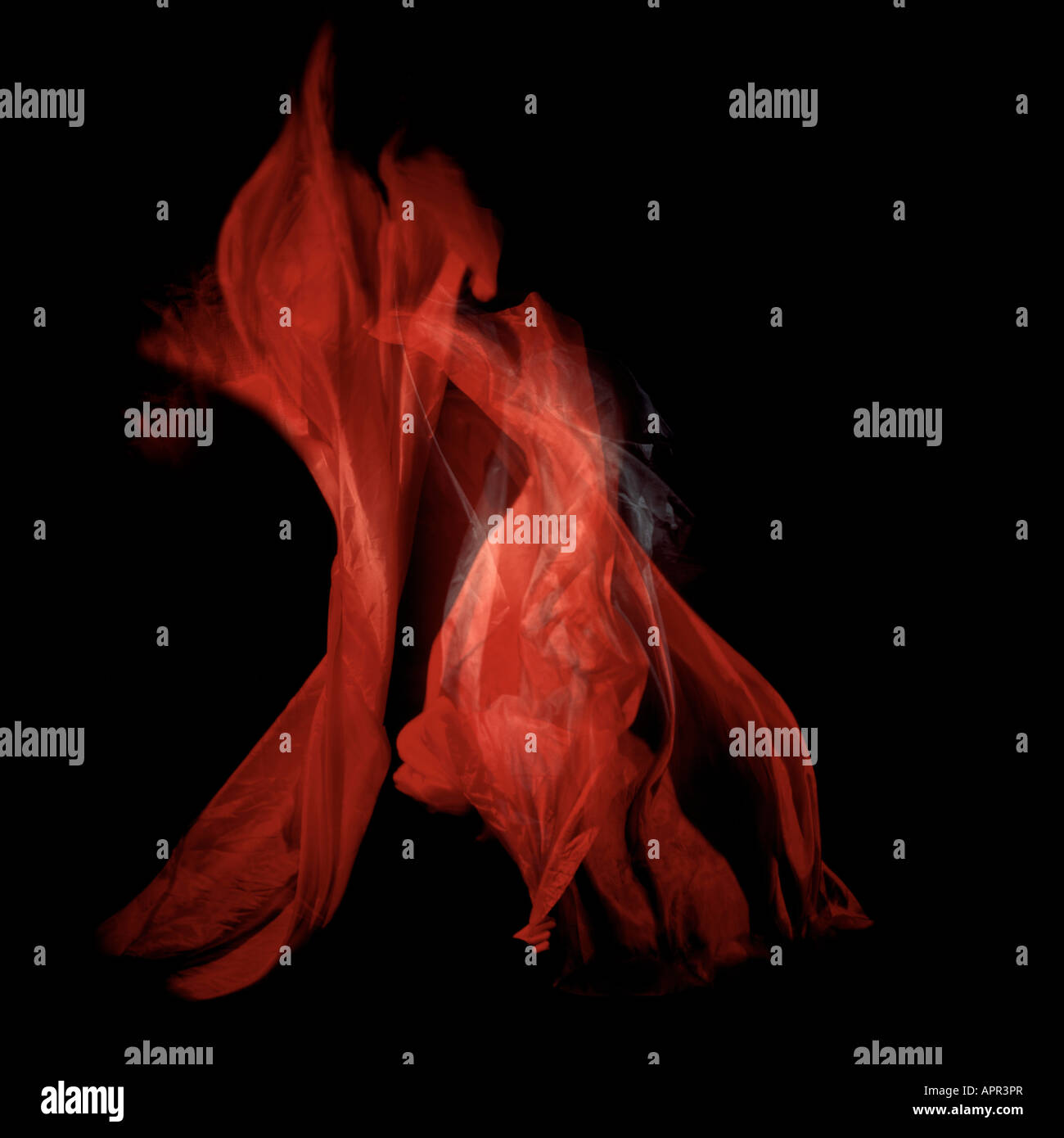 Un studio shot di seta flottante Foto Stock