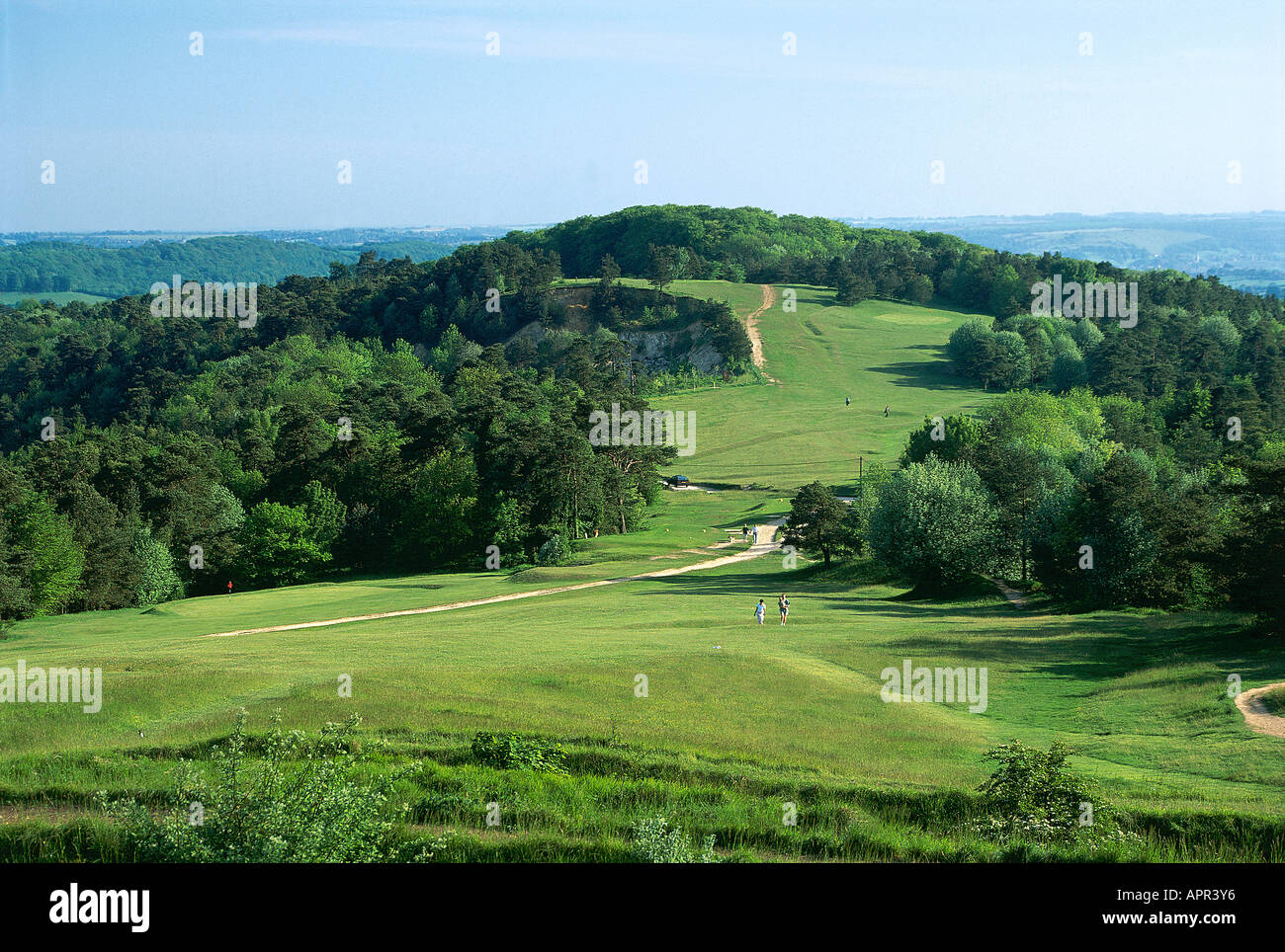Cotswold modo attraversando Campo da golf su Cotswold Hills Foto Stock