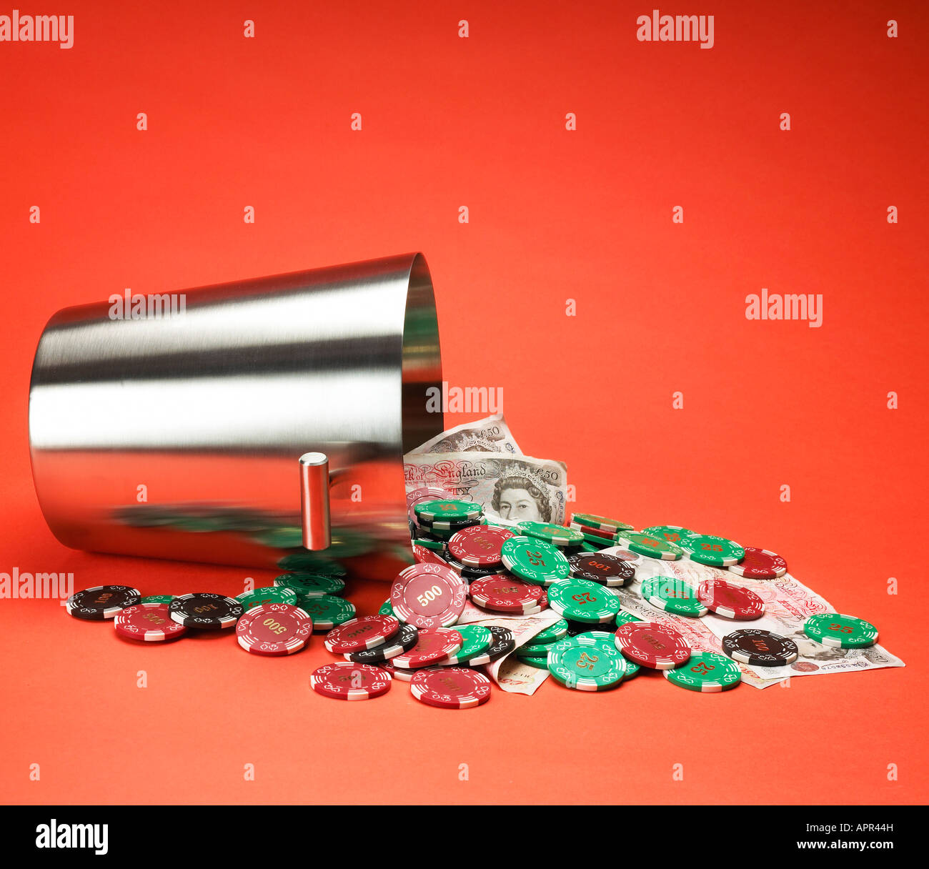 Un brillante Secchio champagne con contanti e poker chè la fuoriuscita Foto Stock