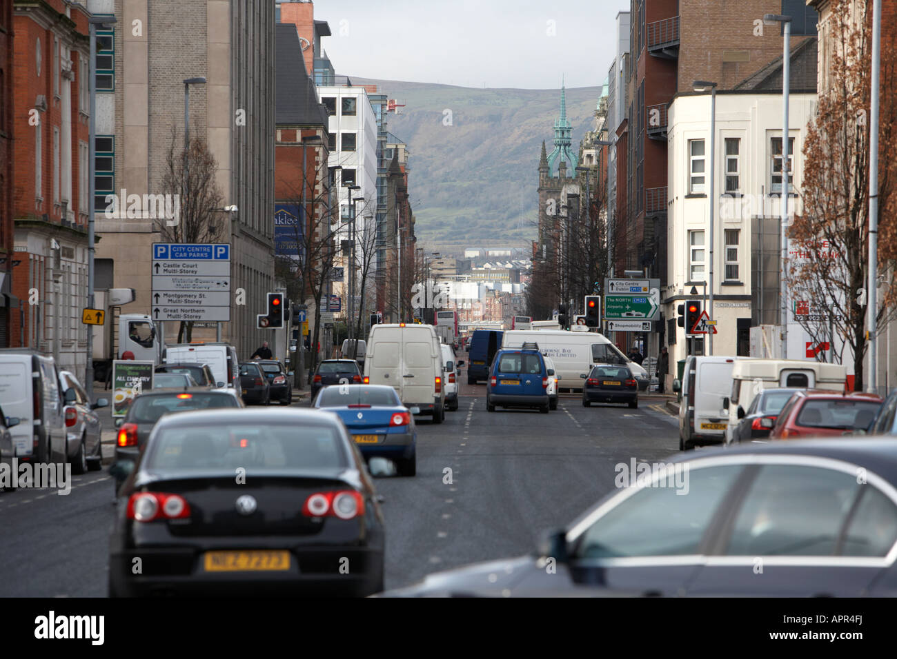 Ricerca di maggio Street attraverso il traffico verso la montagna nera Belfast Irlanda del Nord Foto Stock