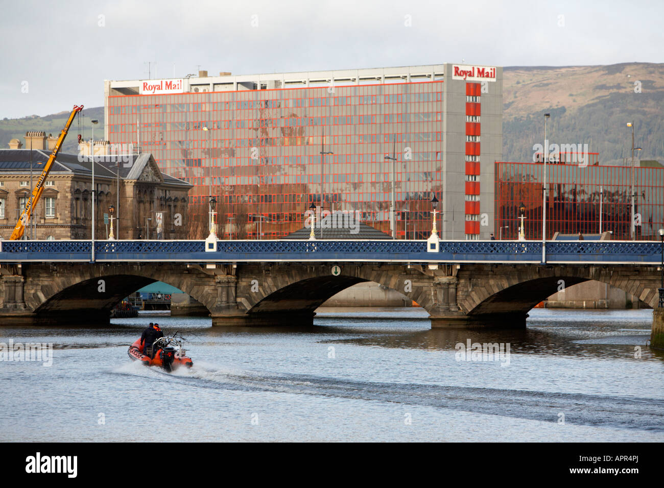 Fiume lagan la barca di salvataggio queens bridge royal mail ufficio di smistamento custom house Belfast Irlanda del Nord Regno Unito Foto Stock