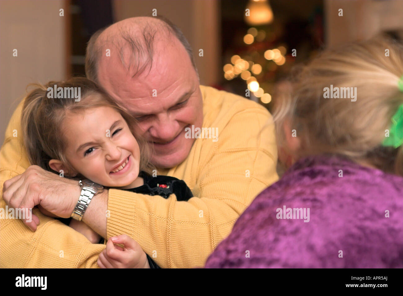 Un nonno abbraccia il suo nipote Foto Stock