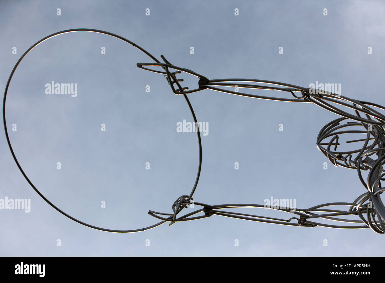 Ringraziamento scultura rotante faro di speranza da artista Andy Scott tenendo il loop aloft in ringraziamento square Belfast Foto Stock