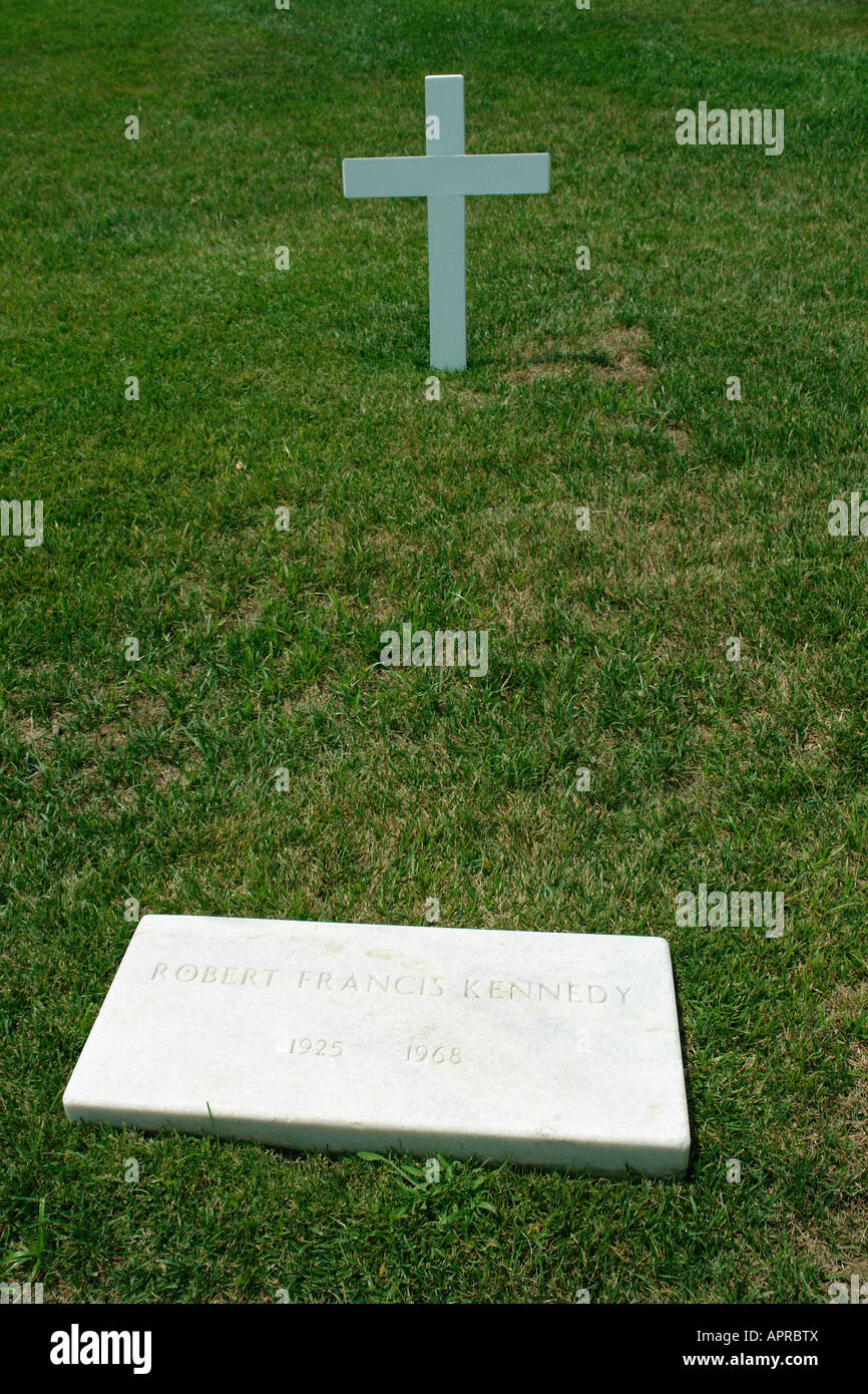 USA il procuratore generale Robert Fitzgerald Kennedy Lapide funeraria e Crocifisso 1925 1968 presso il Cimitero Nazionale di Arlington a Washington DC Foto Stock