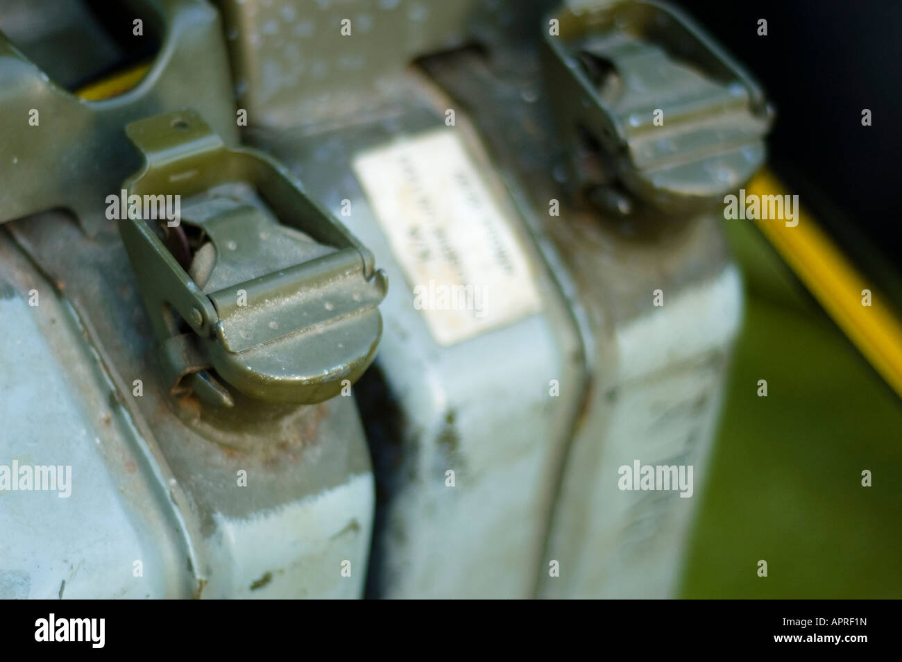 Due militari di riserva carburante in eccesso di barattoli nel bagagliaio della vettura Foto Stock