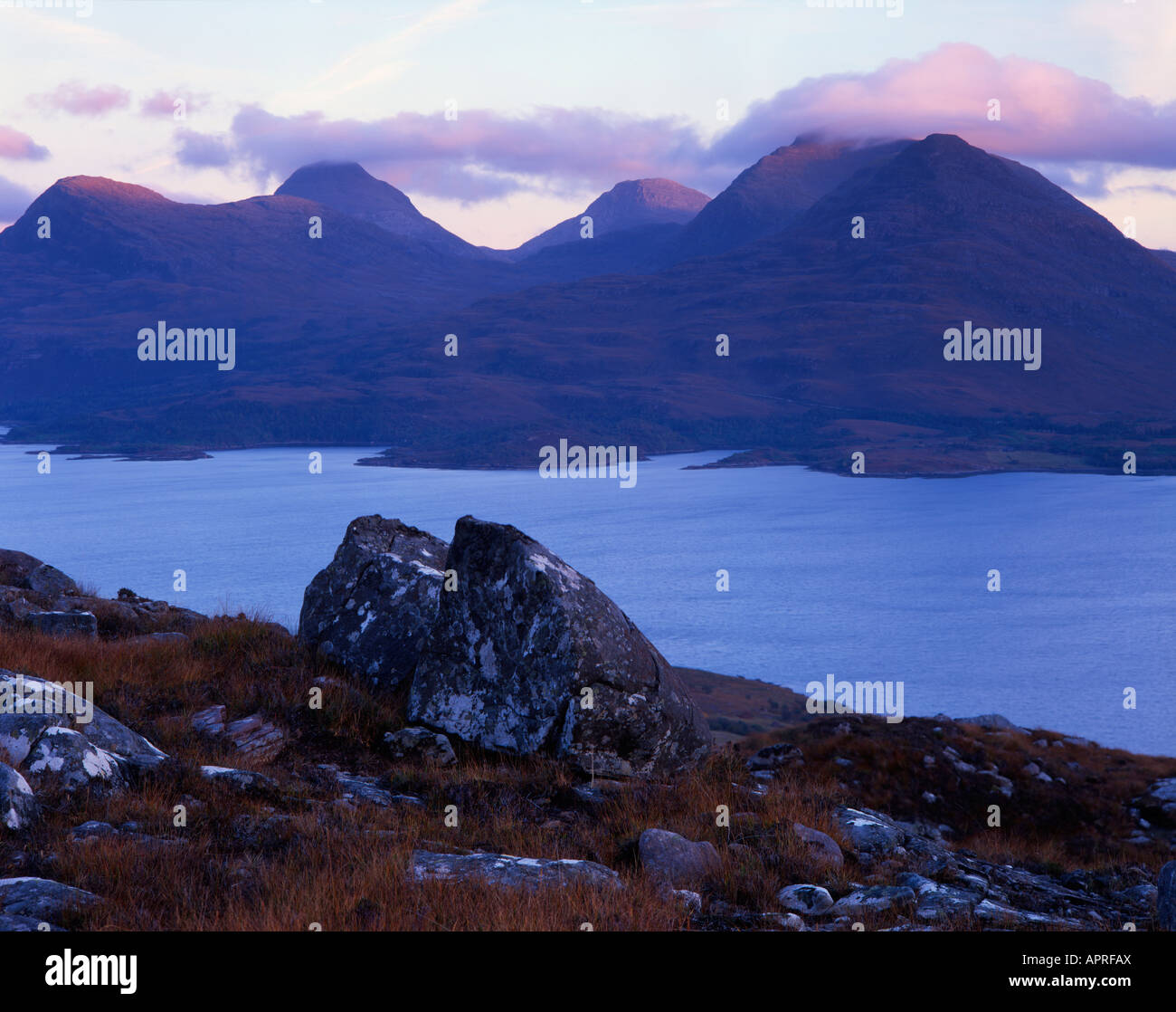 Beinn Damh visto di fronte superiore di Loch Torridon, Scotland, Regno Unito. Foto Stock