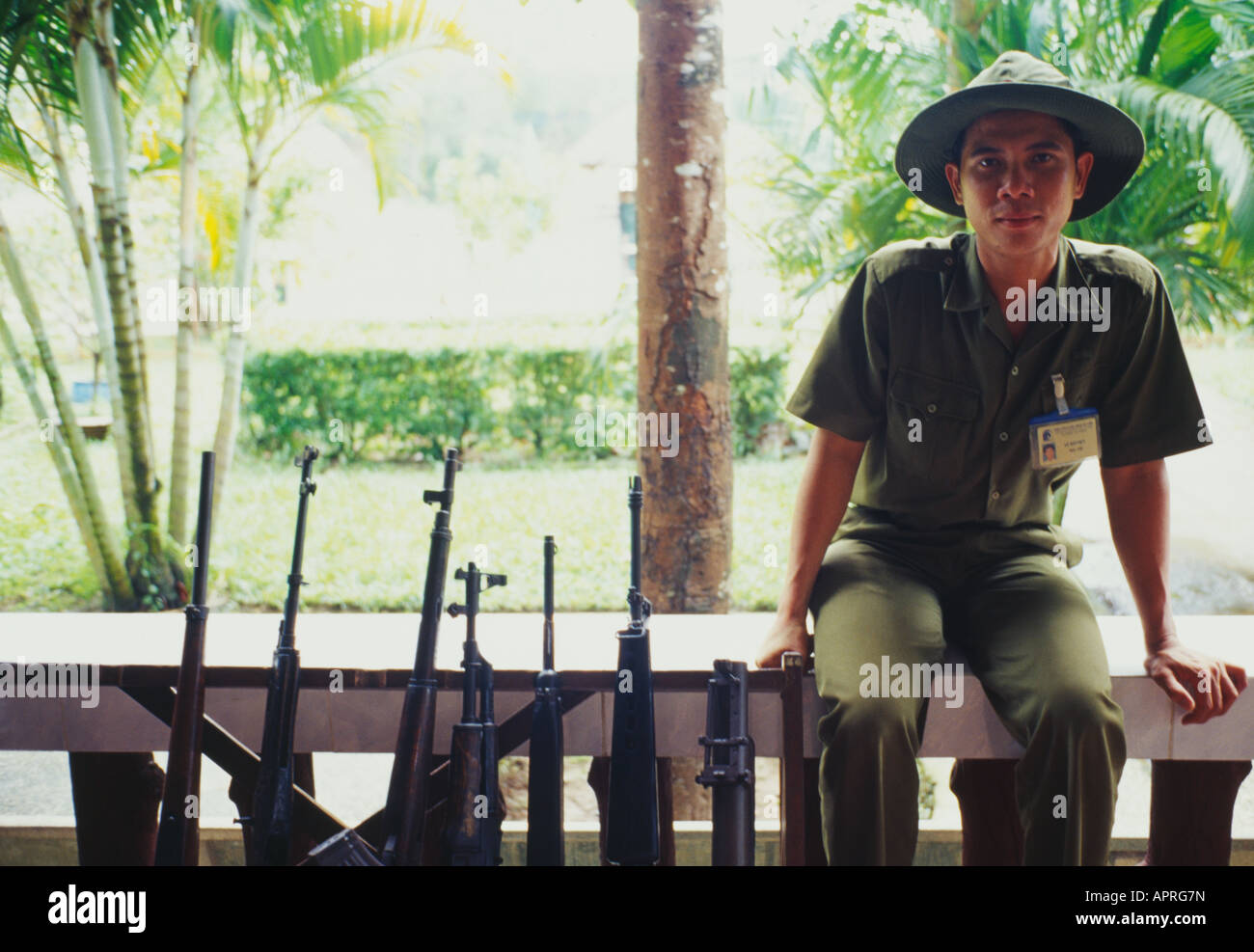 Uomo vietnamita con mitragliatrici, Vietnam Foto Stock