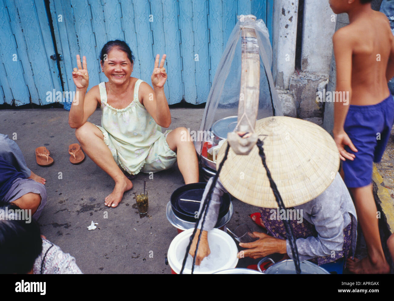 Il vietnamita donna segno di pace, Ho Chi Mihn Foto Stock