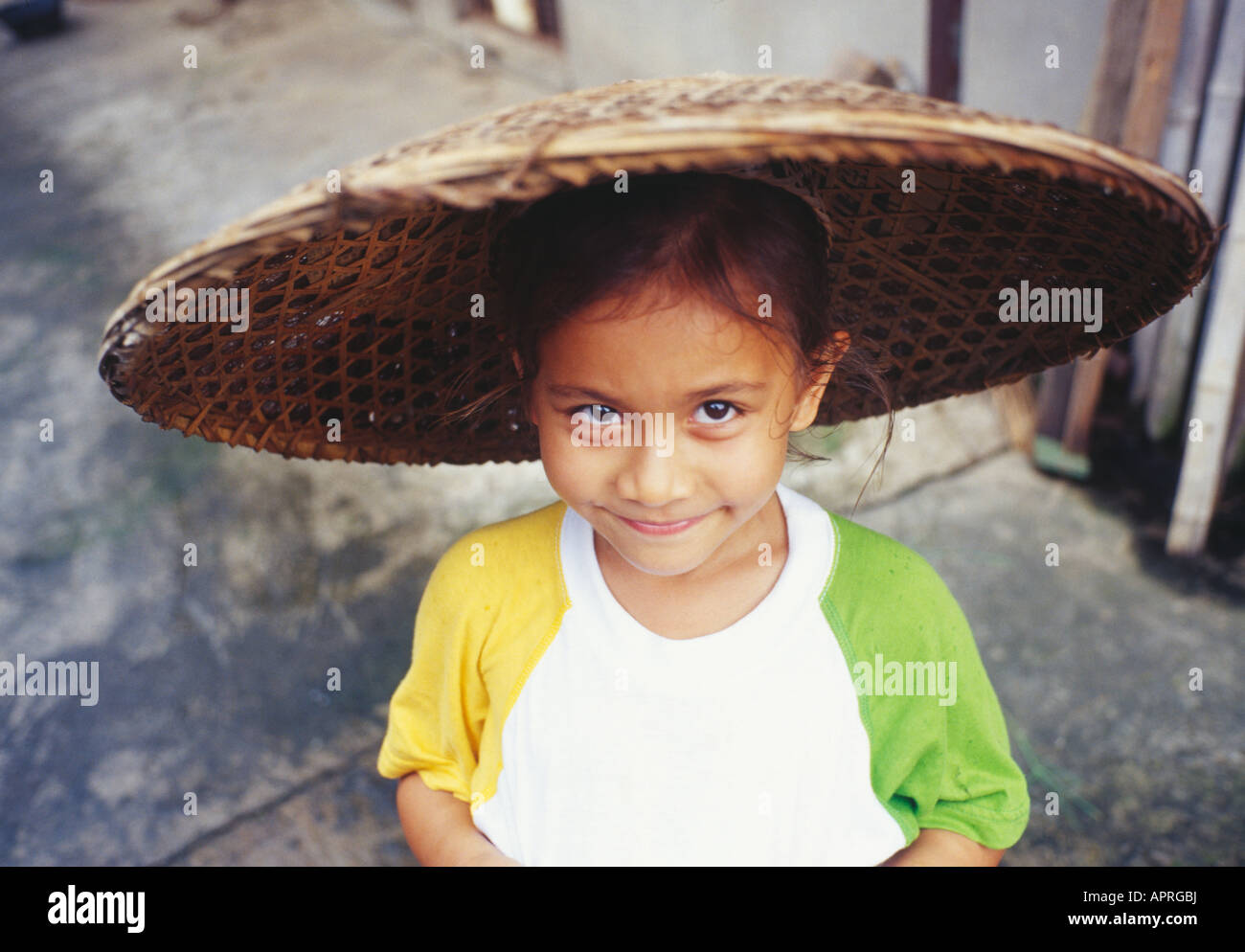 Giovane ragazza cinese con cappello di paglia, Cina Foto stock - Alamy