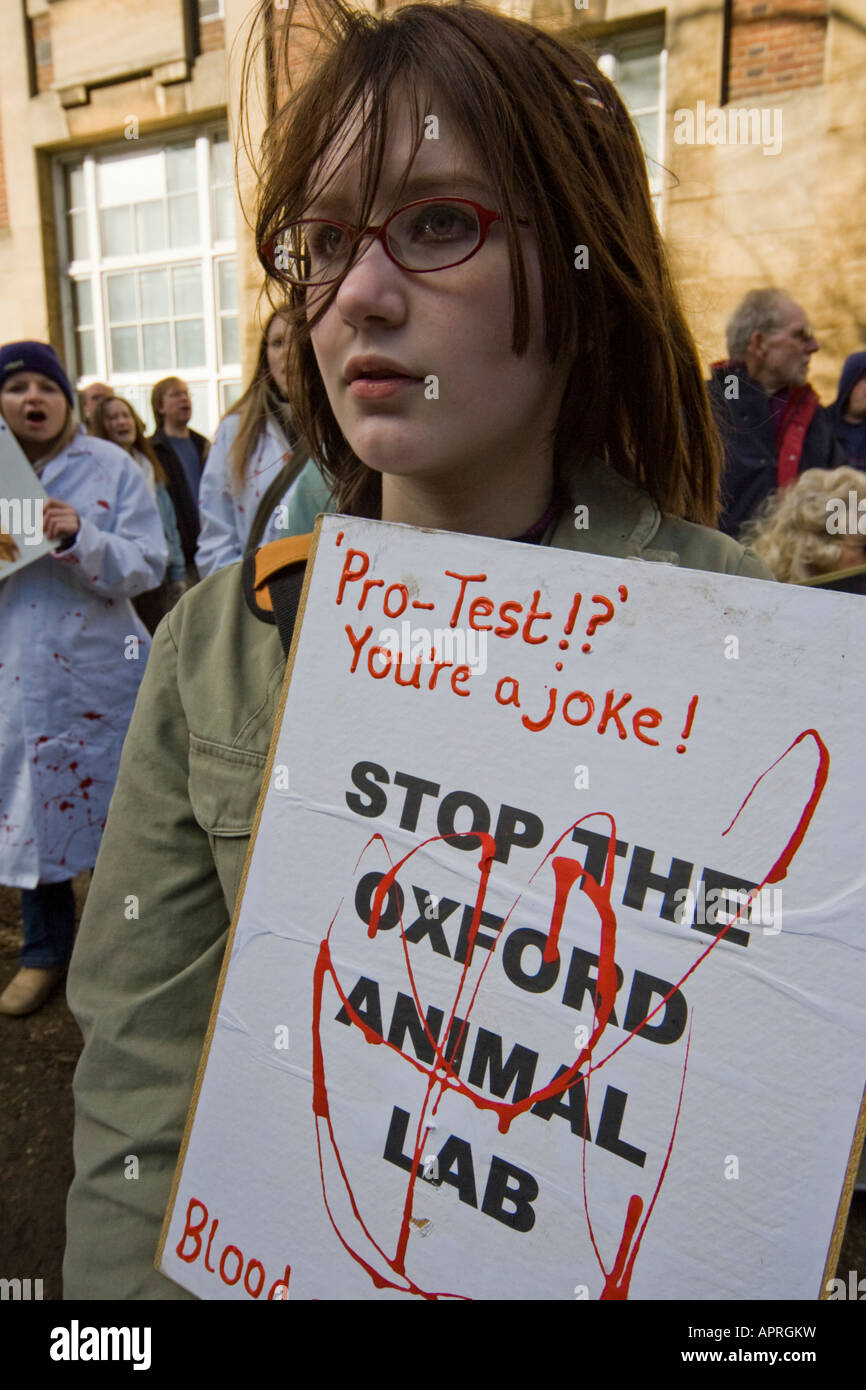Giovane femmina diritti degli animali protester con targhetta Foto Stock
