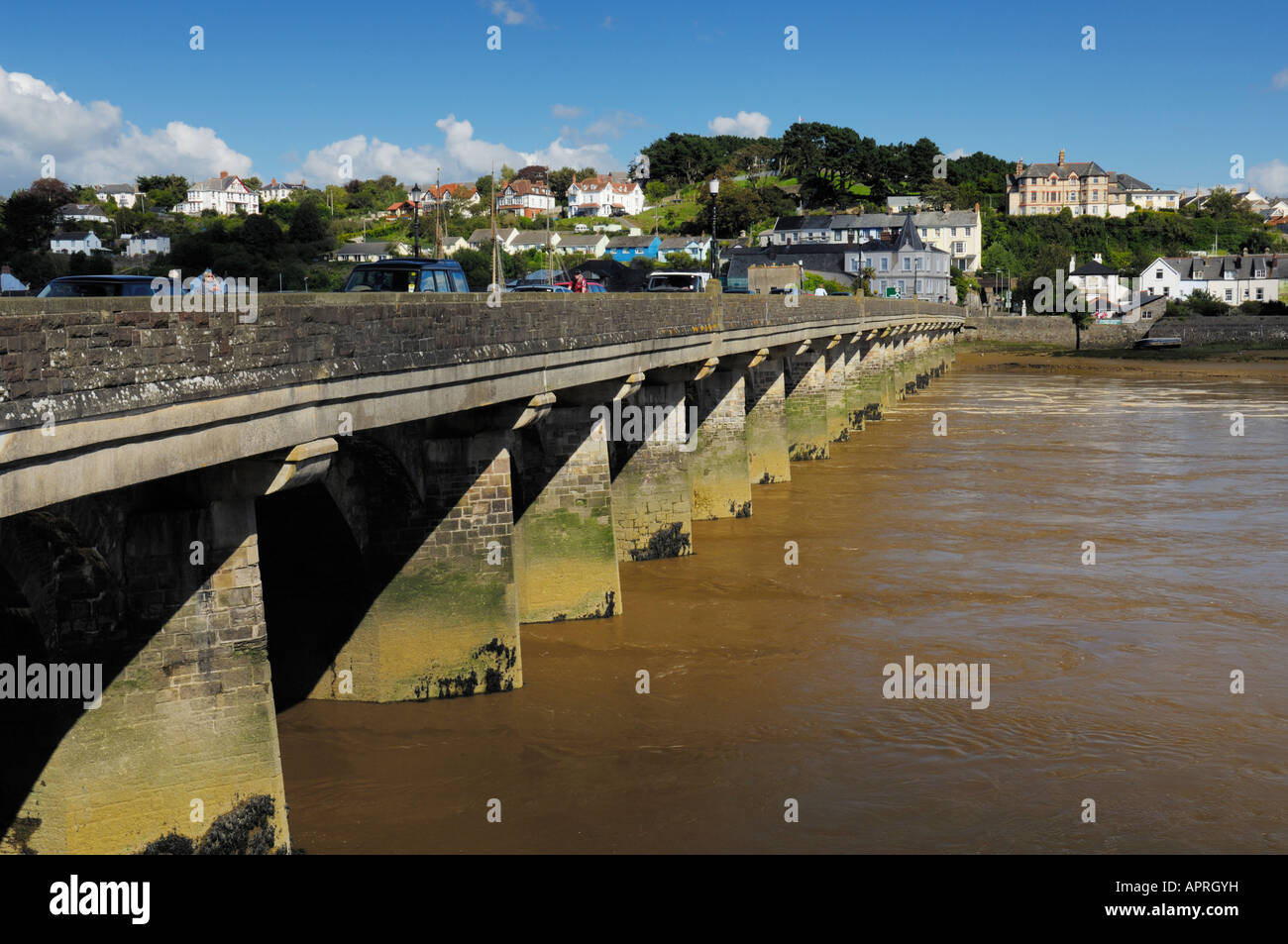 Il Ponte lungo di Bideford del XIII secolo sul fiume Torridge a Bideford guardando verso est-l'acqua. Devon. Foto Stock