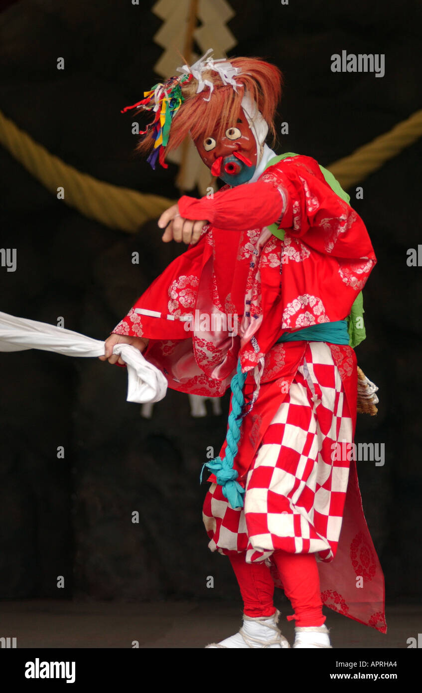 Prestazioni della tradizionale danza Shinto Kagura Iwato nella Prefettura di Kumamoto in Giappone. Foto Stock