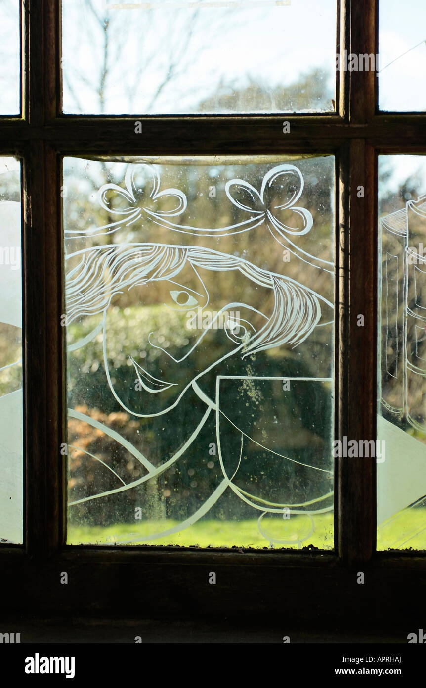 Un volto inciso su una finestra in estate a West Dean Gardens, West Sussex, Inghilterra. REGNO UNITO Foto Stock
